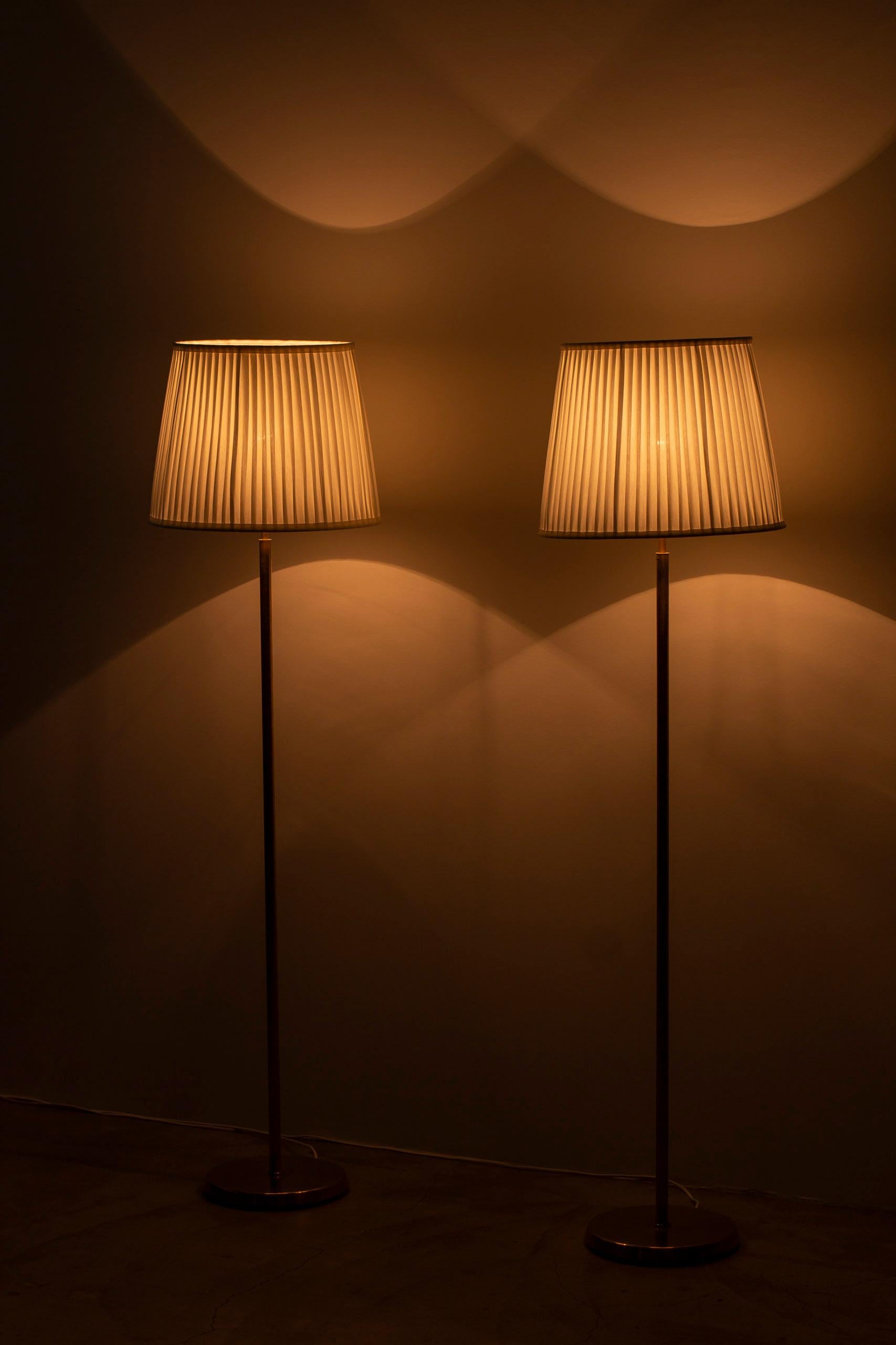 Paire de lampadaires en laiton par ASEA Belysning, Suède, années 1950 en vente 3