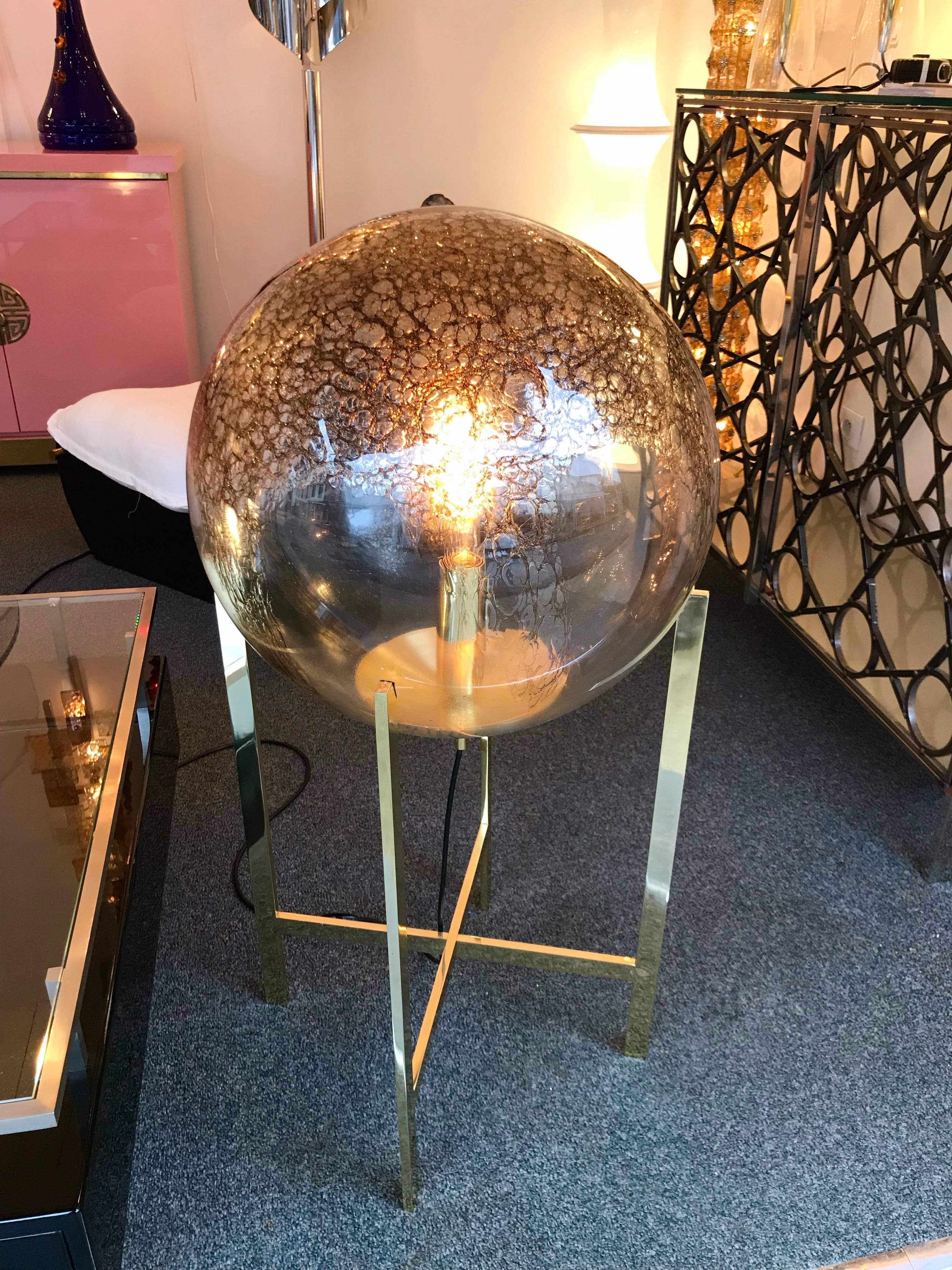 Impressionnant et très décoratif lampadaire ou énorme lampe de table par l'éditeur La Murrina Murano. Sphère en verre soufflé avec oxyde de fer, ce qui lui donne cette couleur bronze. Structure simple et élégante en laiton poli. Les ampoules