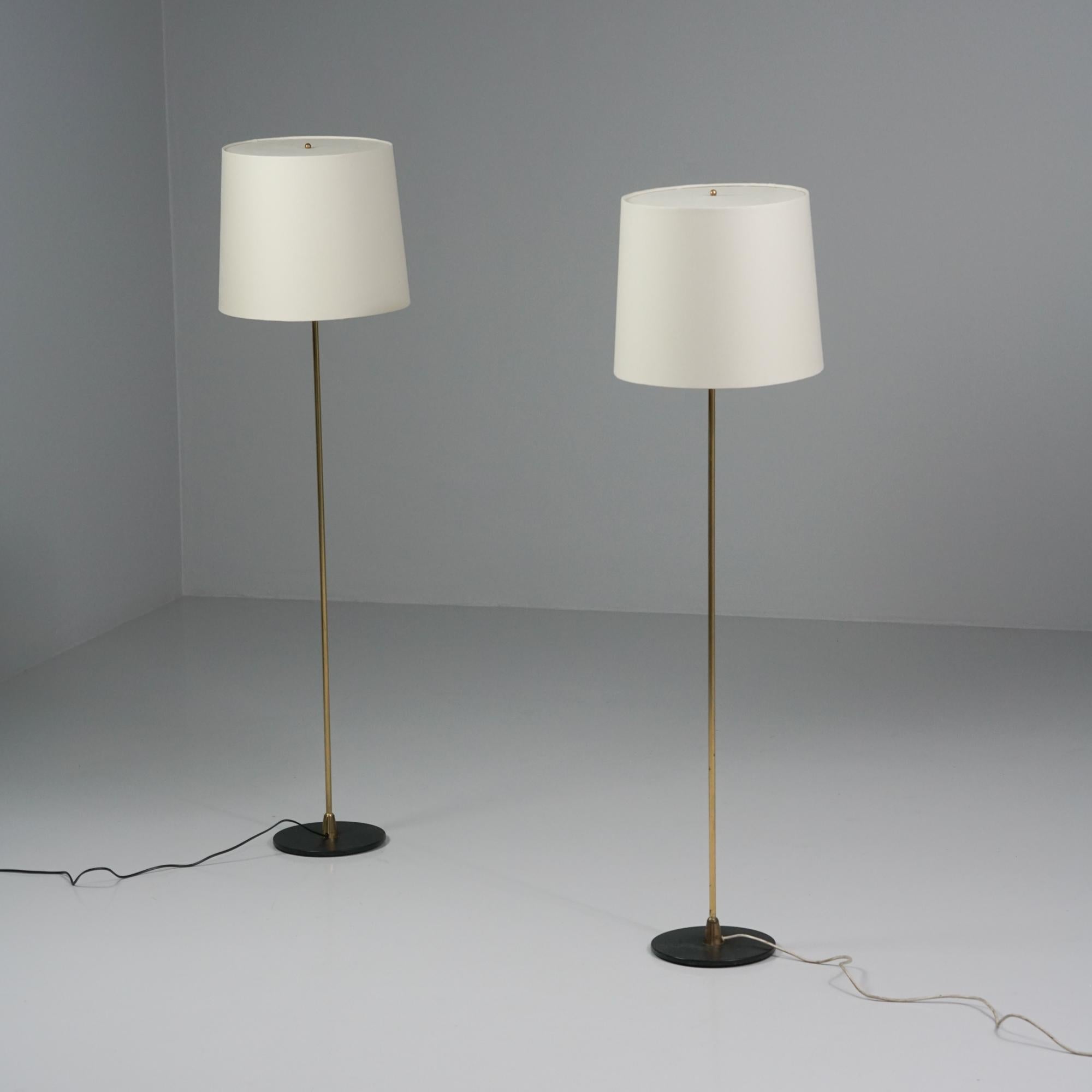 Paire de lampadaires, fabriqués en Finlande, années 1960. Structure en laiton et métal, abat-jour en tissu neuf. Bon état vintage, patine d'usage. Les lampes sont vendues comme un ensemble. 