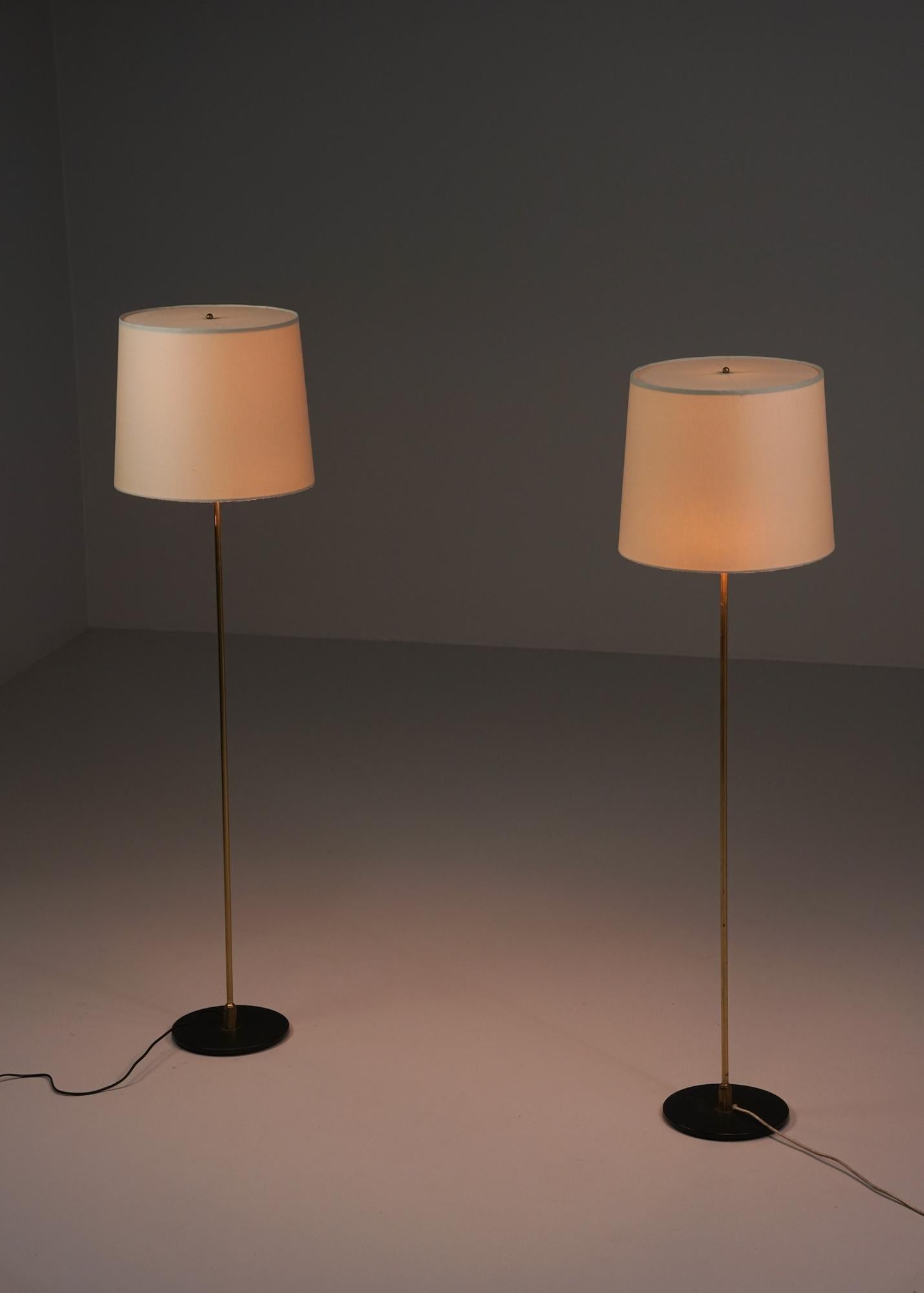 Milieu du XXe siècle Paire de lampadaires en laiton, Finlande, années 1960 en vente