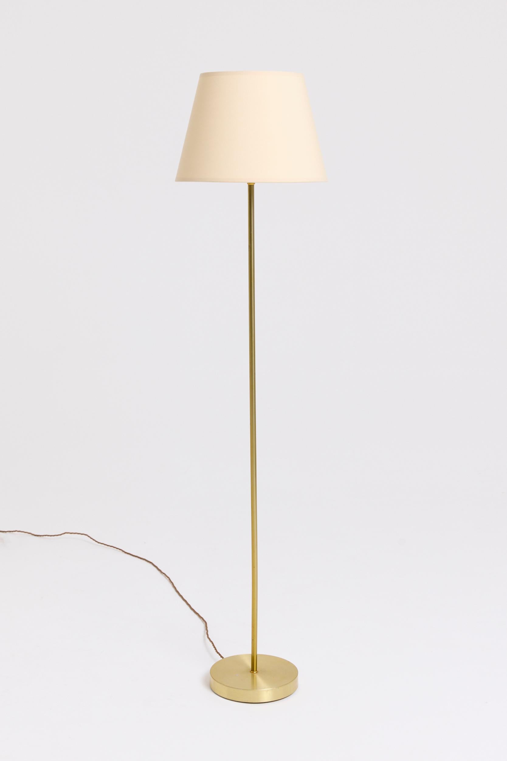 Paire de lampadaires en laiton
Suède, années 1970
Avec l'abat-jour : 135 cm de haut par 36 cm de diamètre
Base de la lampe uniquement : 116 cm de haut par 19 cm de diamètre