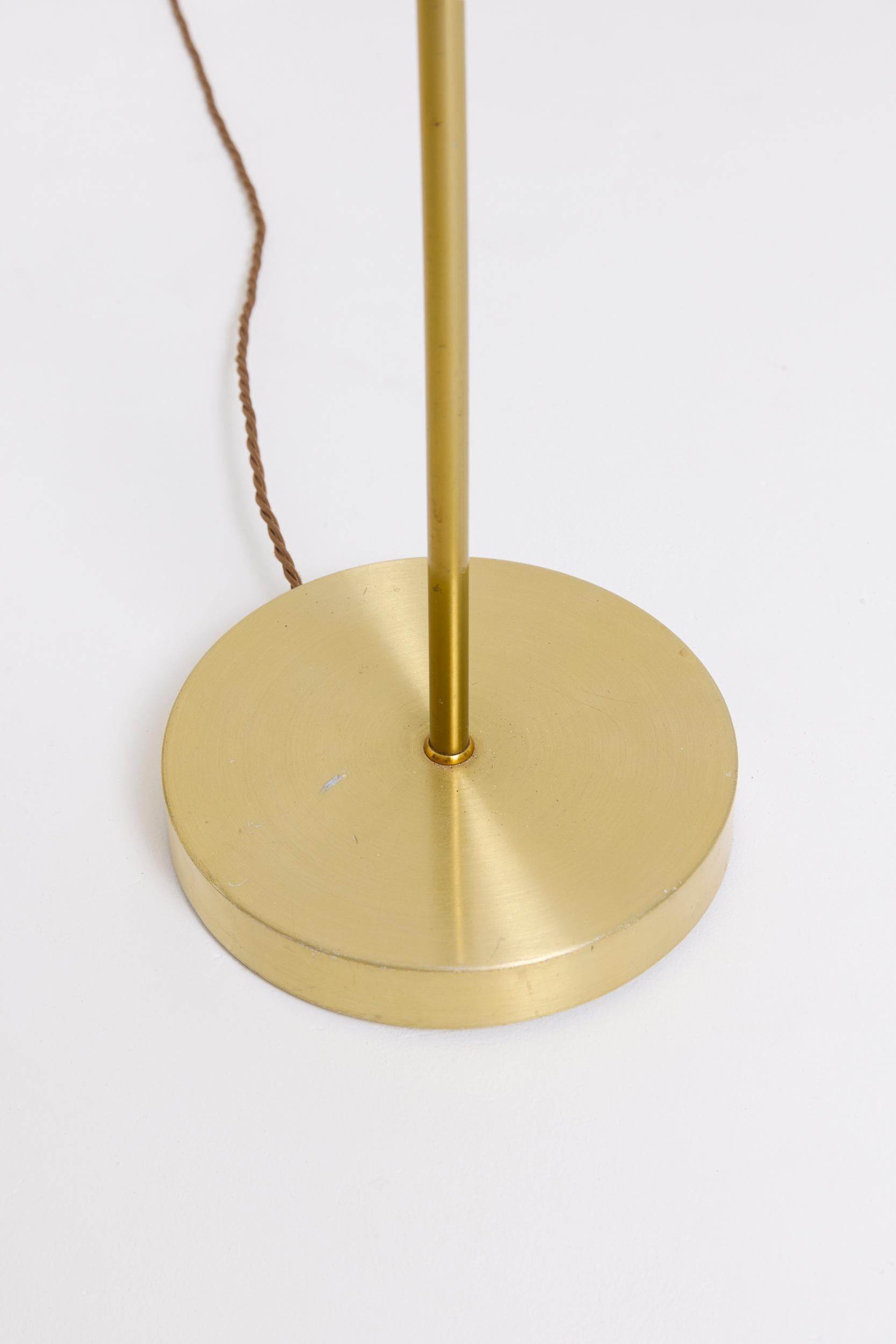 Suédois Paire de lampadaires en laiton en vente