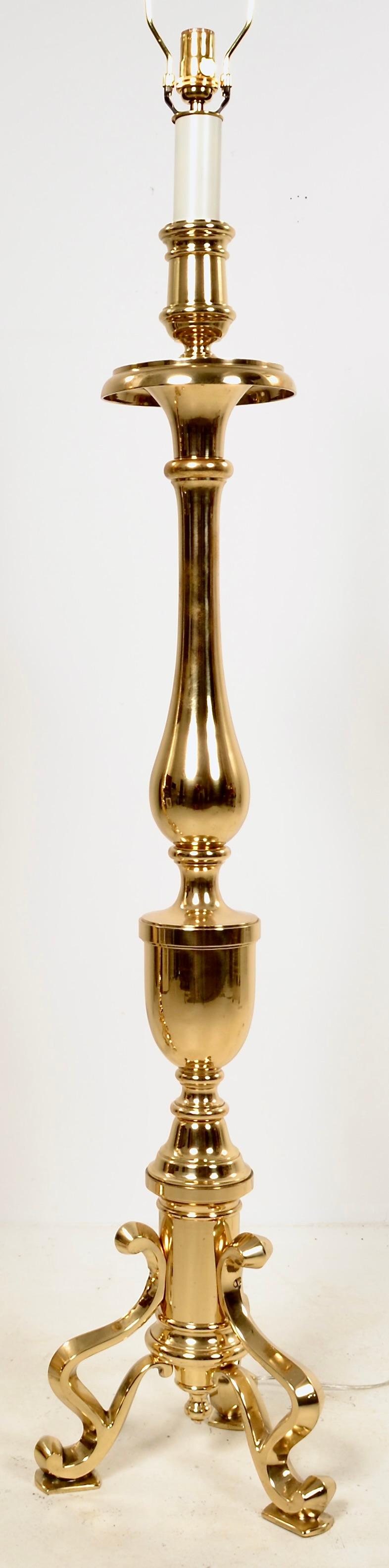 Paire de lampes en laiton massif de grande taille, de forme classique de chandelier. Fabriqué avec une grande attention au design et une construction de qualité. Leur poids important les rend très stables. Nouvellement polie et laquée, tout le