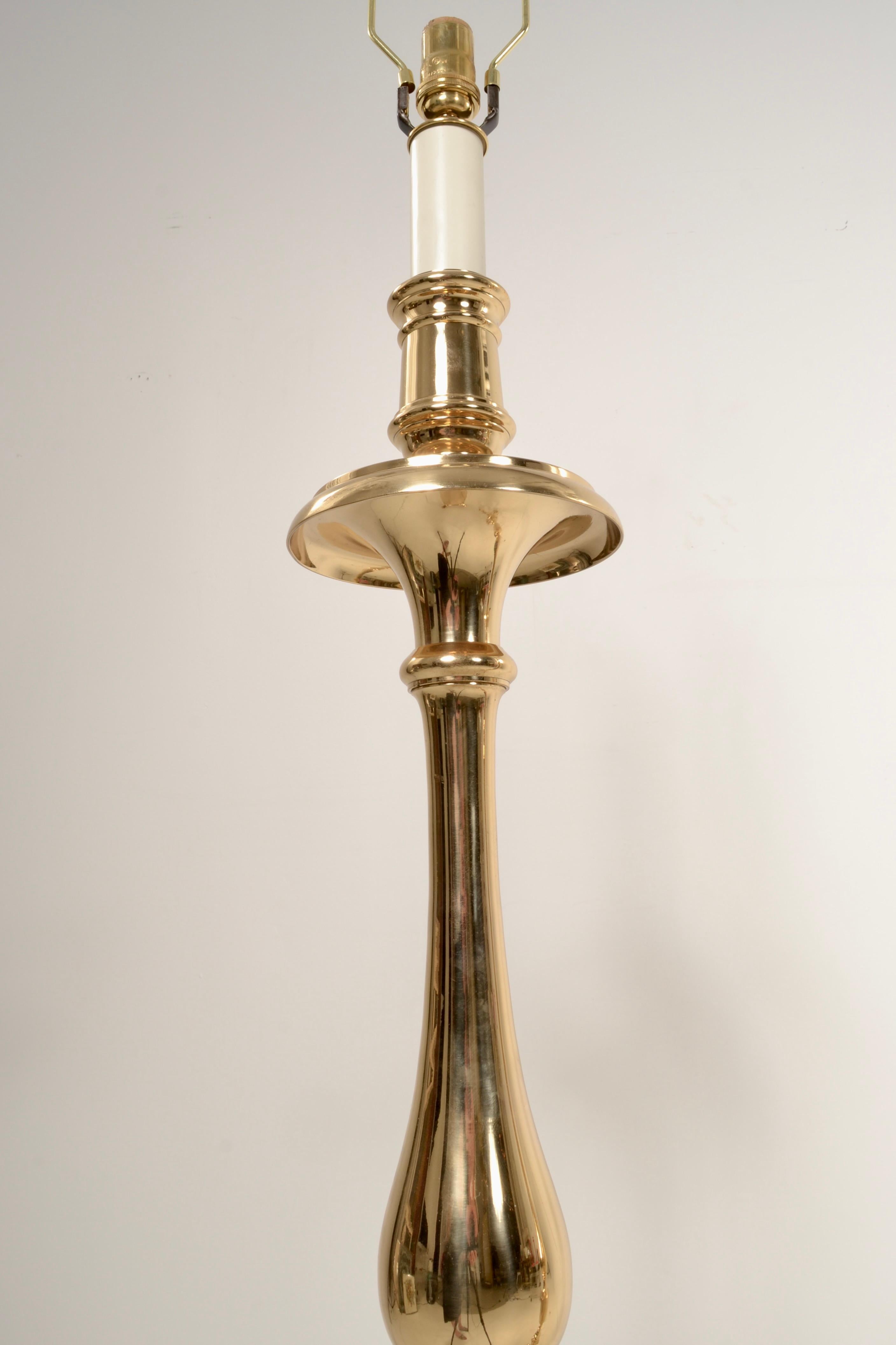 Néocolonial Paire de  Lampes de sol en laiton en forme de chandelier en vente