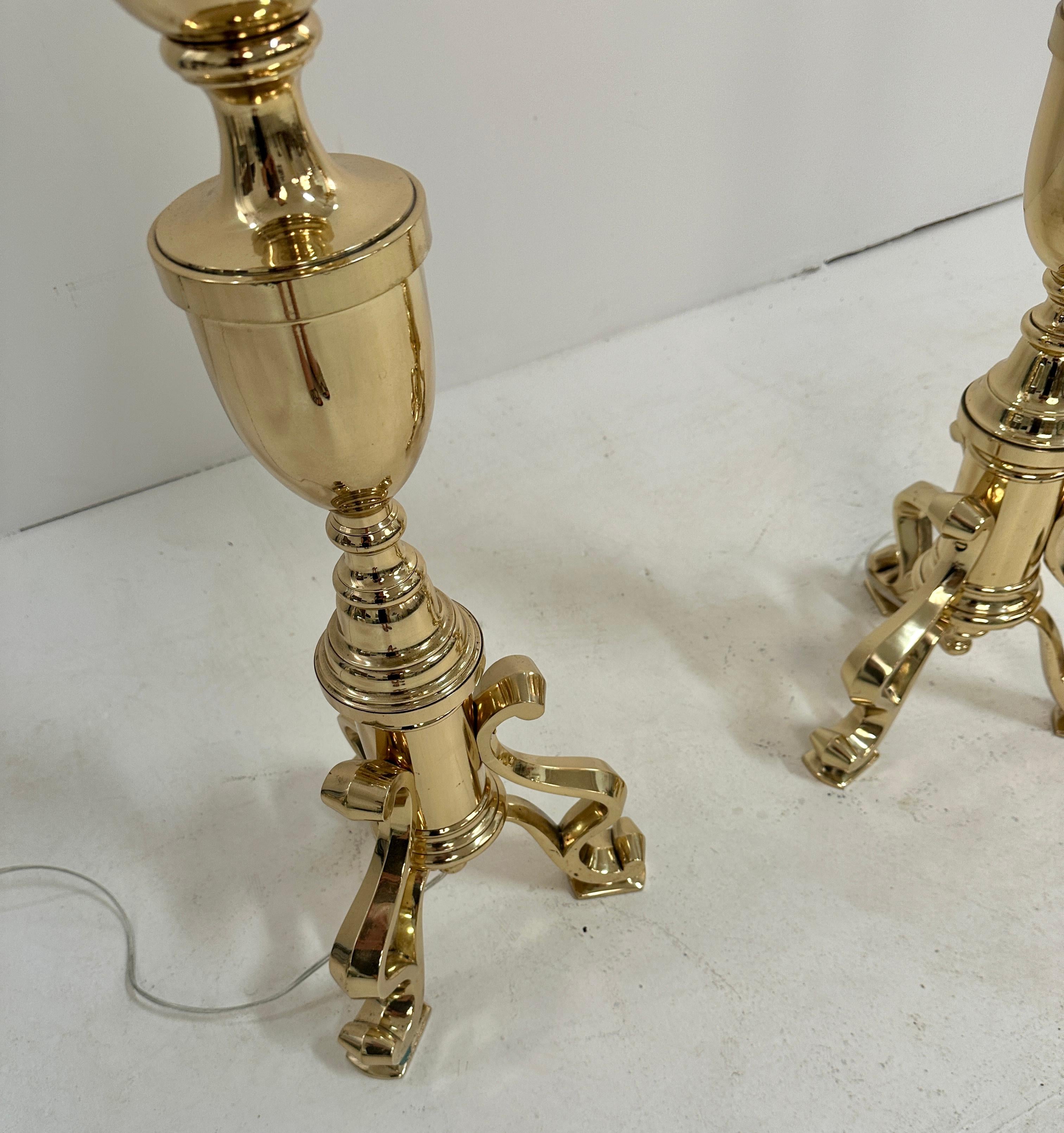 Laqué Paire de  Lampes de sol en laiton en forme de chandelier en vente