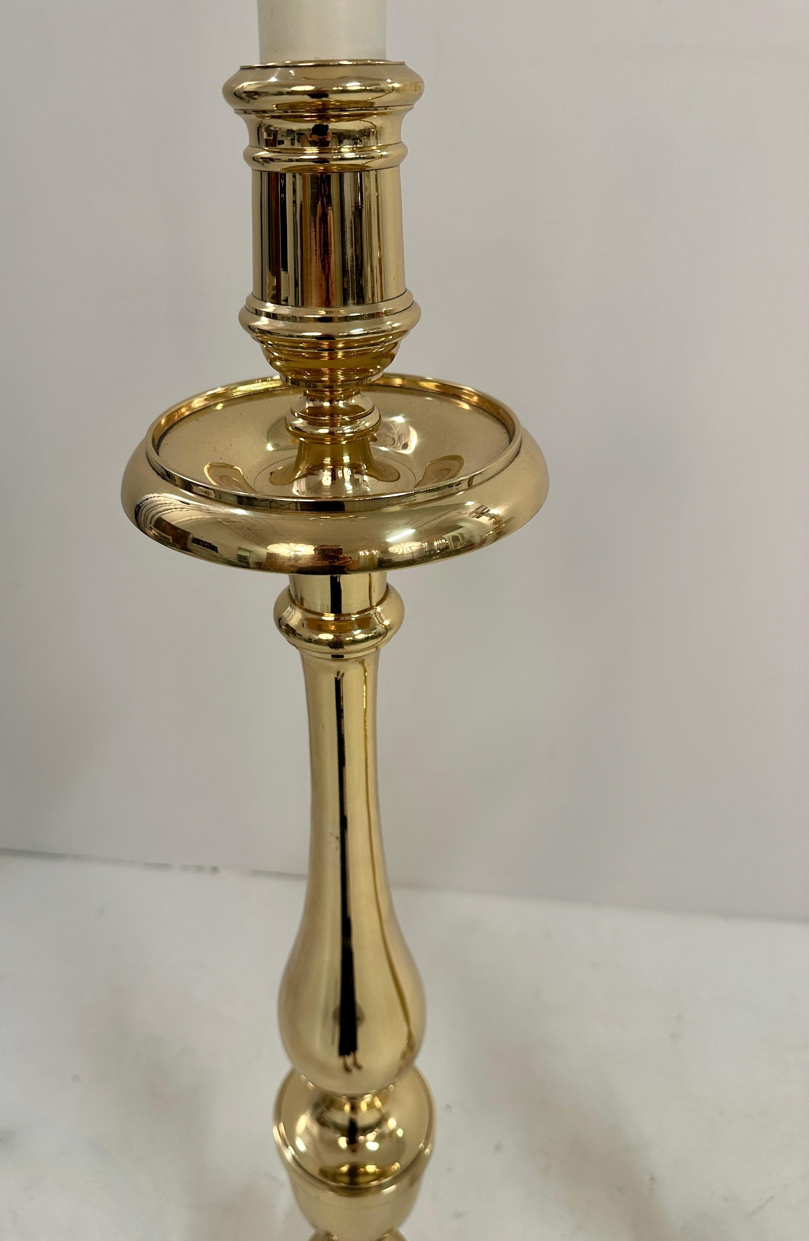 Paire de  Lampes de sol en laiton en forme de chandelier Bon état - En vente à Norwalk, CT