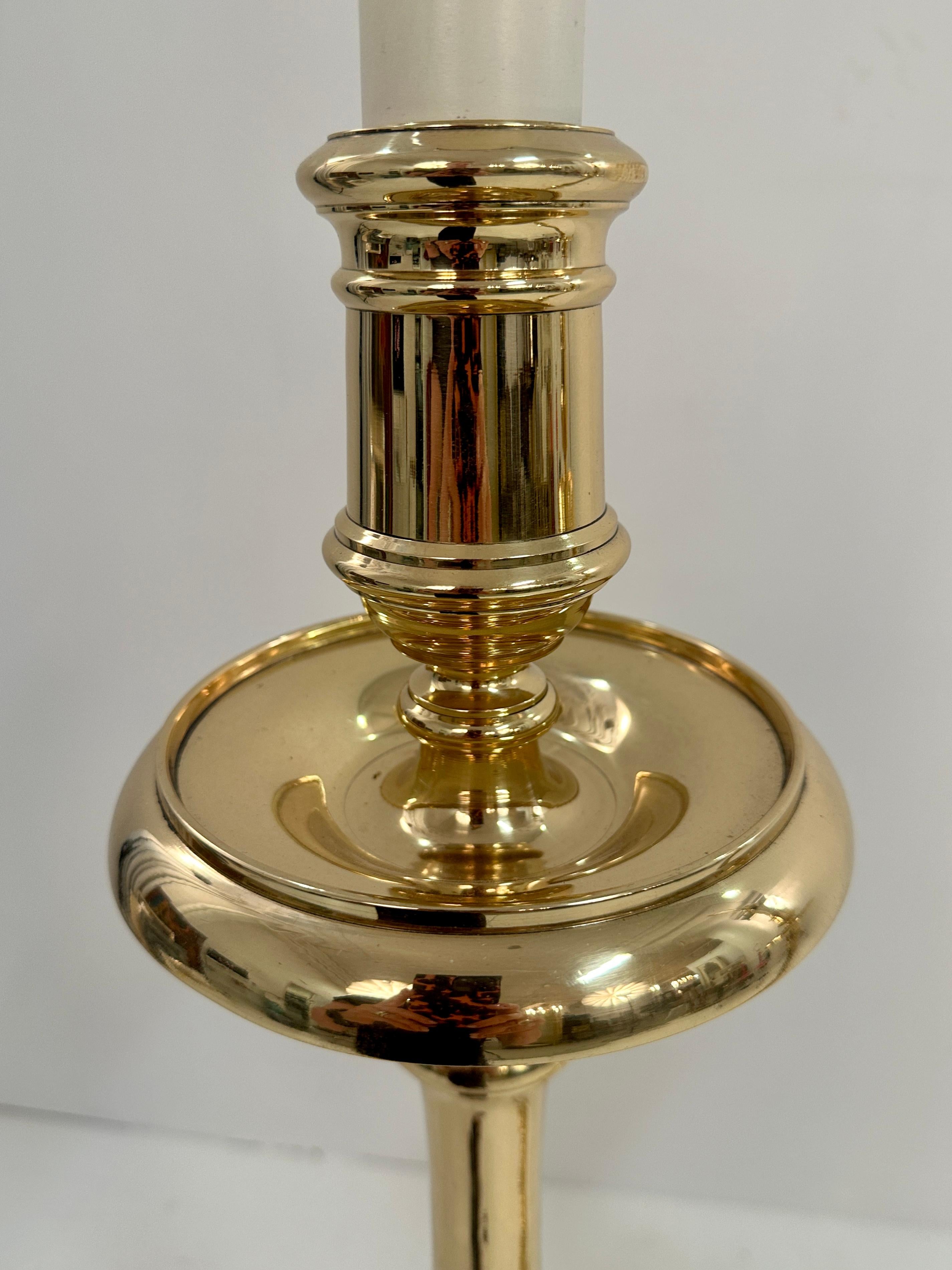 Milieu du XXe siècle Paire de  Lampes de sol en laiton en forme de chandelier en vente