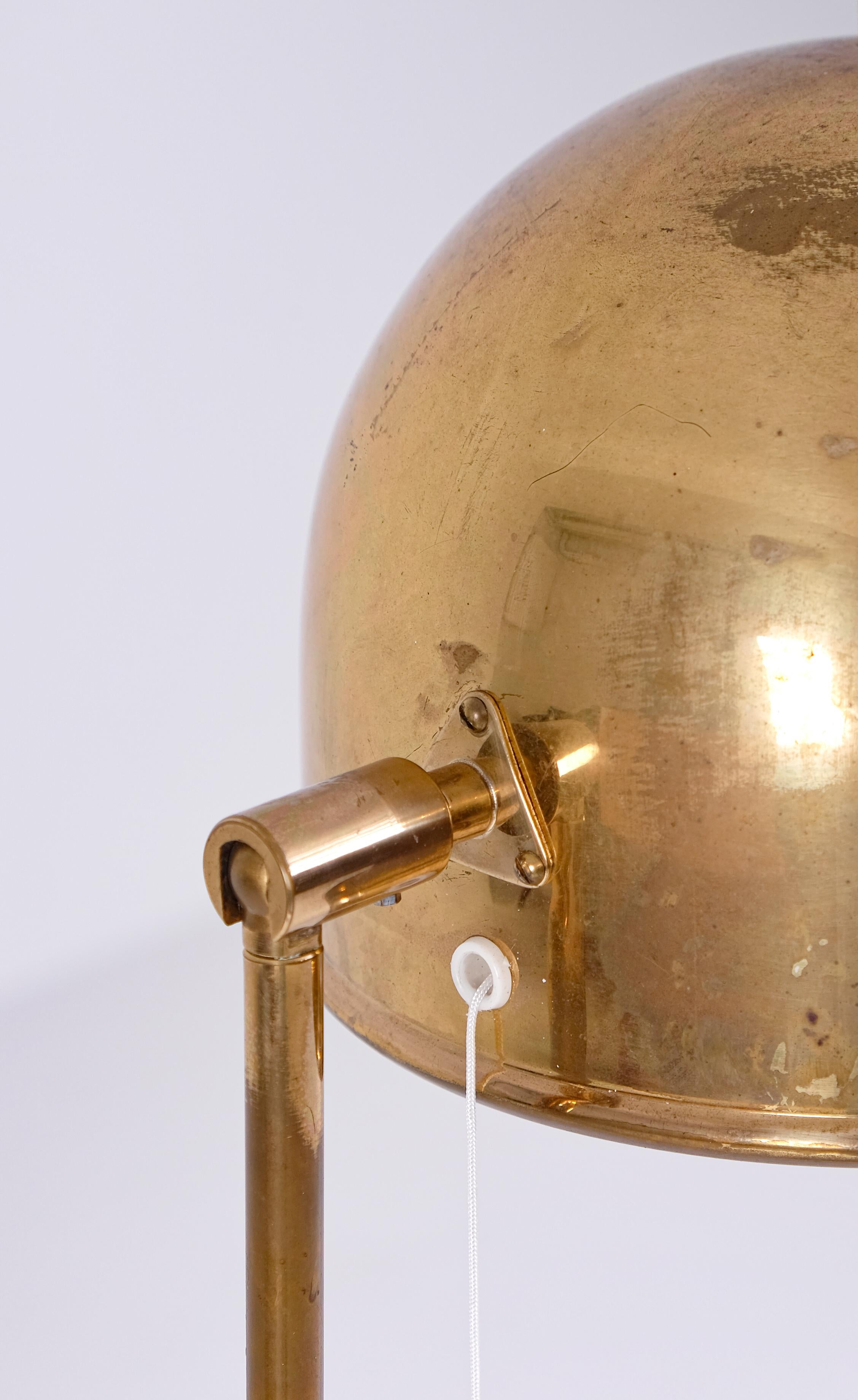 Milieu du XXe siècle Paire de lampadaires en laiton modèle G-075, Bergboms, Suède, années 1960 en vente