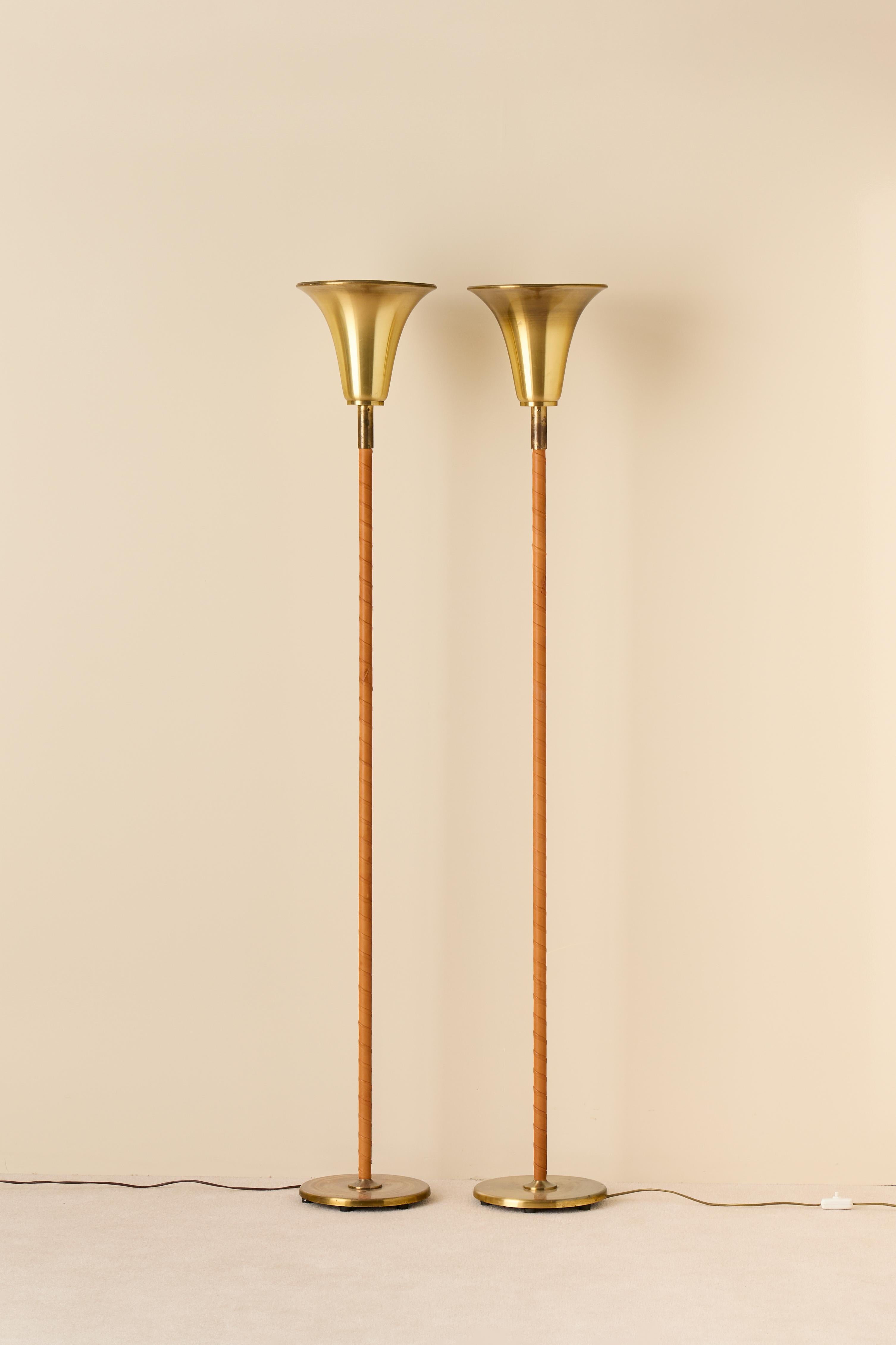 Produit par Sønnico AS, Norvège, années 1960. 
Nouveau cuir. 
Remarque : le prix indiqué est celui d'un (1) lampadaire.