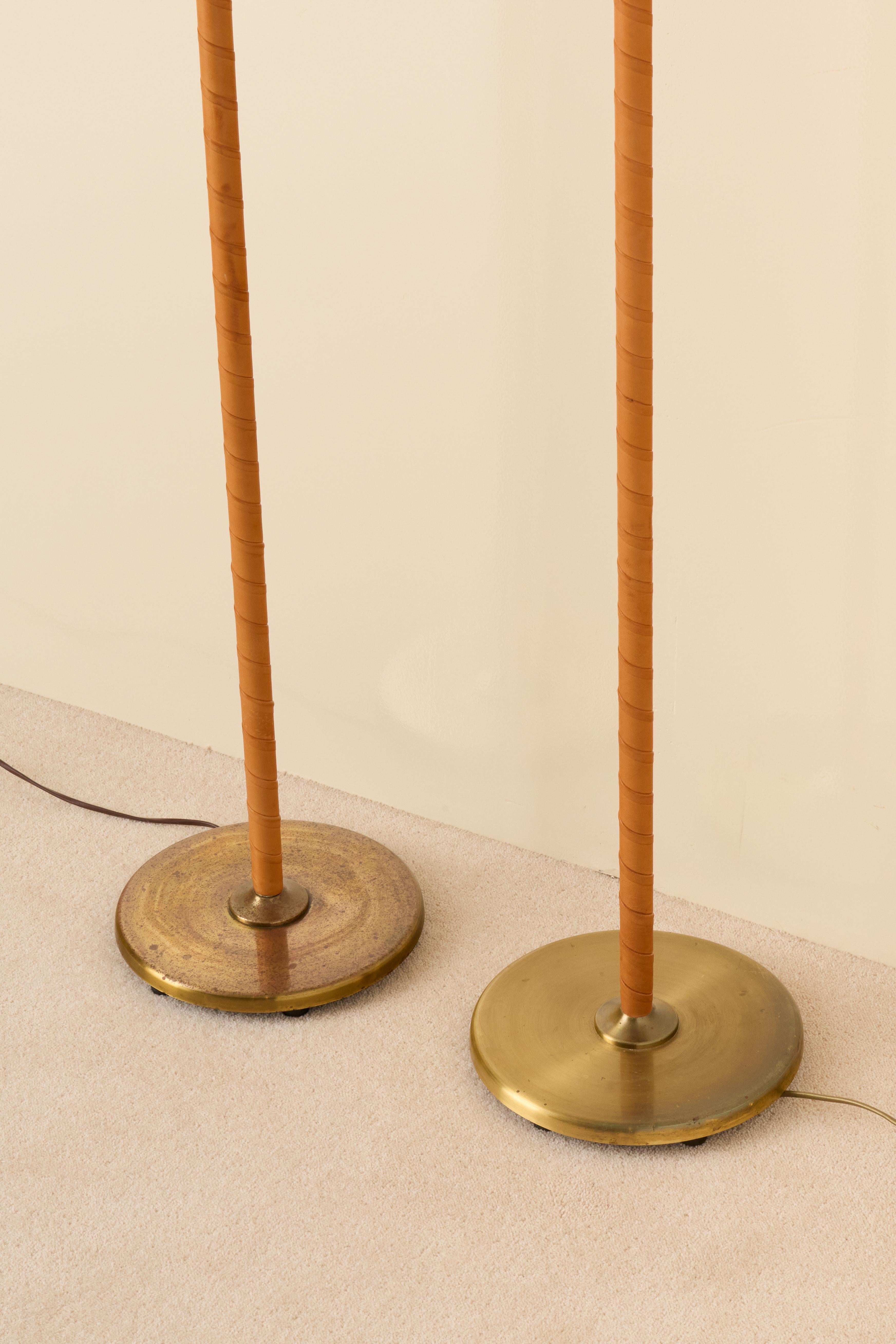 Milieu du XXe siècle Paire de lampadaires en laiton, Norvège, années 1960 en vente