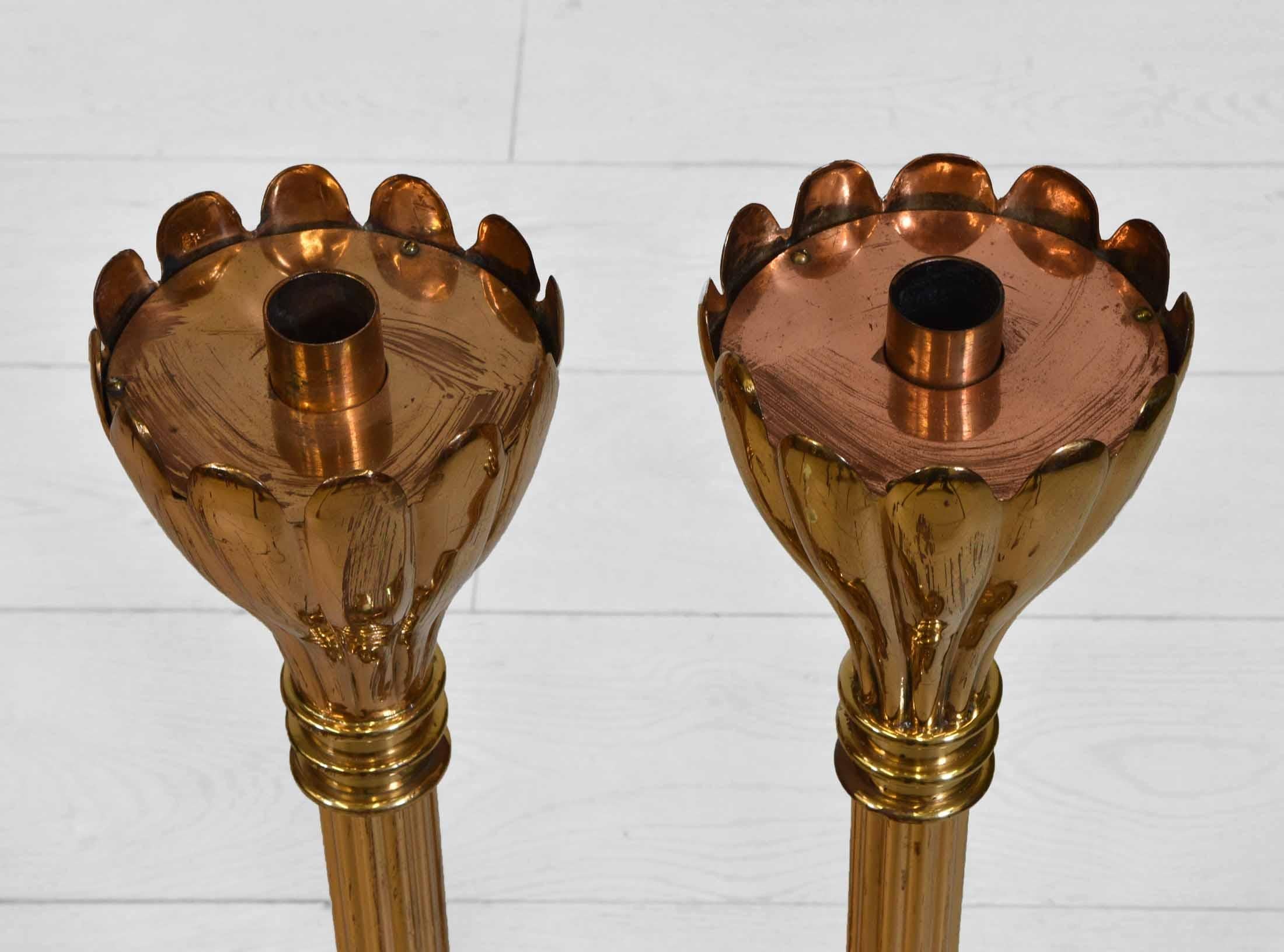 Mid-Century moderno Coppia di portacandele da terra in ottone con tomaie smerlate in vendita
