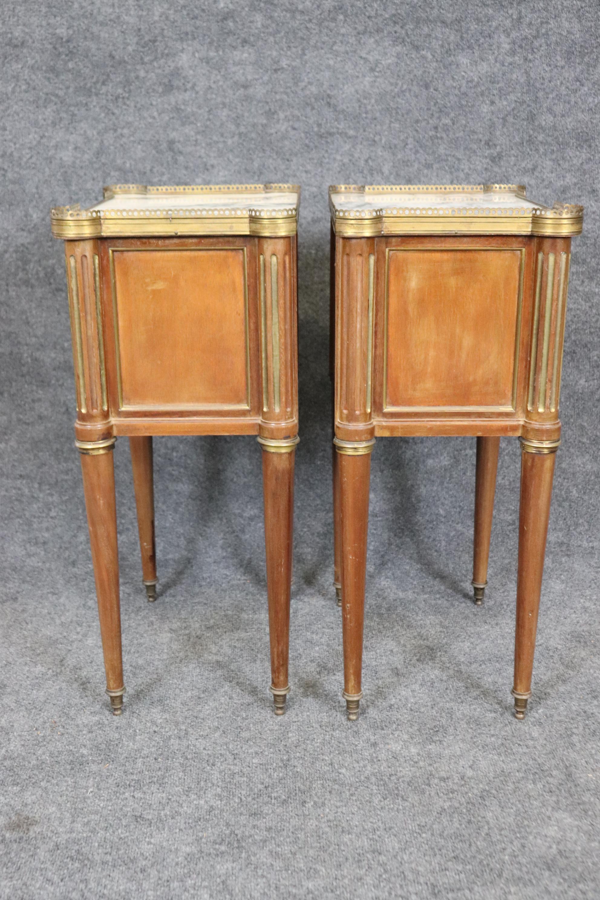 Pair of Brass Fluted Walnut Directoire French Nightstands End Tables Marble Tops In Good Condition For Sale In Swedesboro, NJ