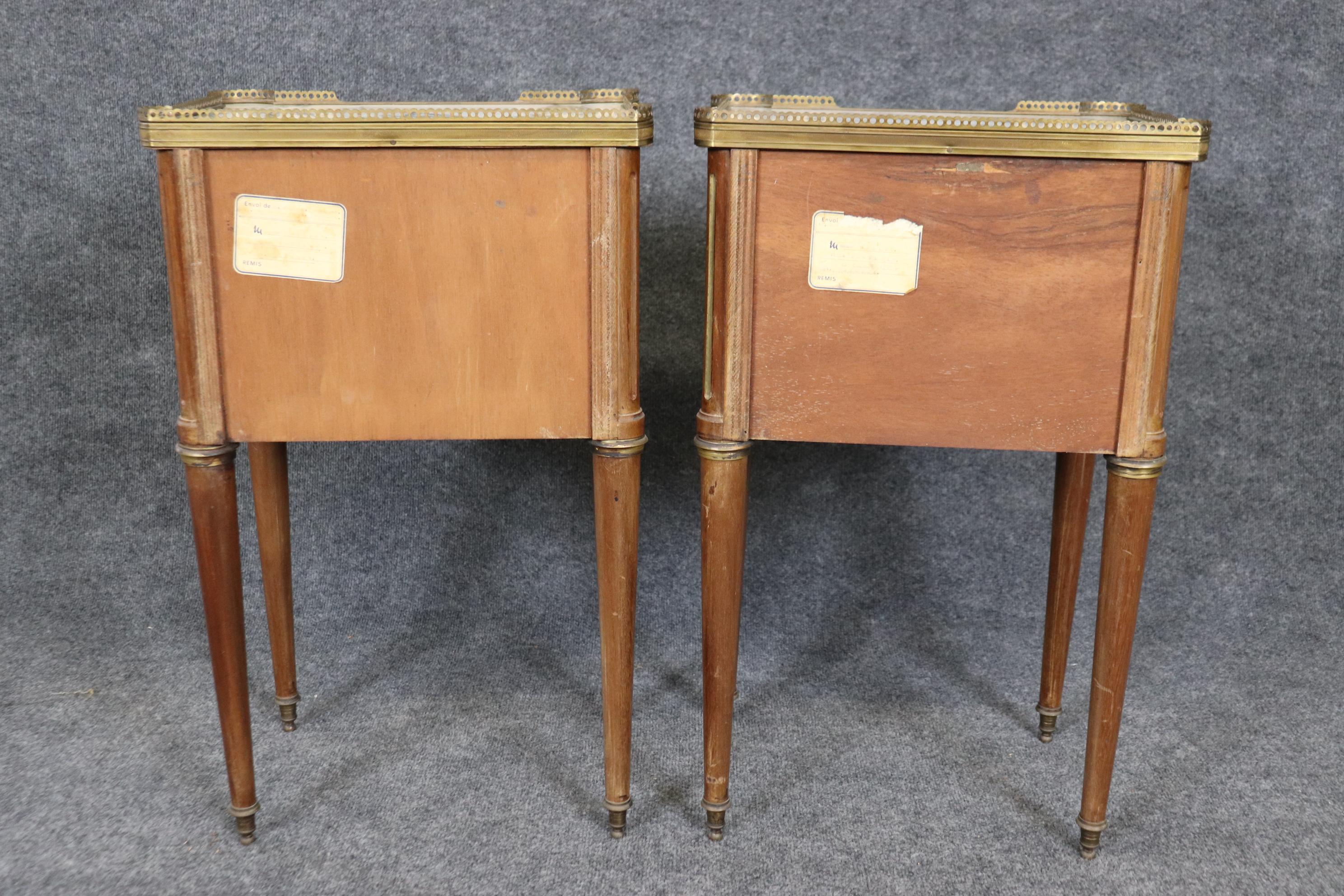 Early 20th Century Pair of Brass Fluted Walnut Directoire French Nightstands End Tables Marble Tops For Sale