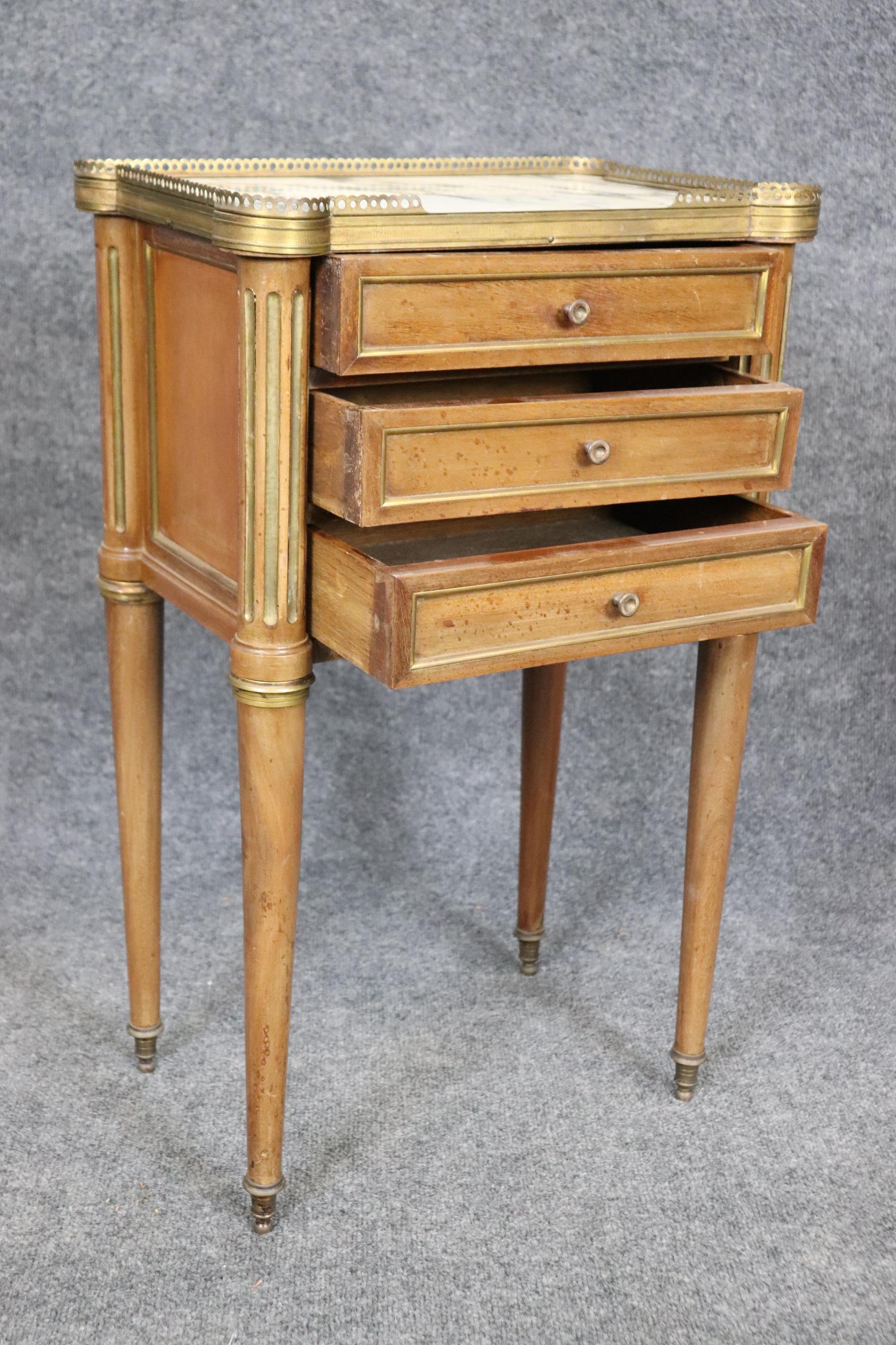 Pair of Brass Fluted Walnut Directoire French Nightstands End Tables Marble Tops For Sale 2