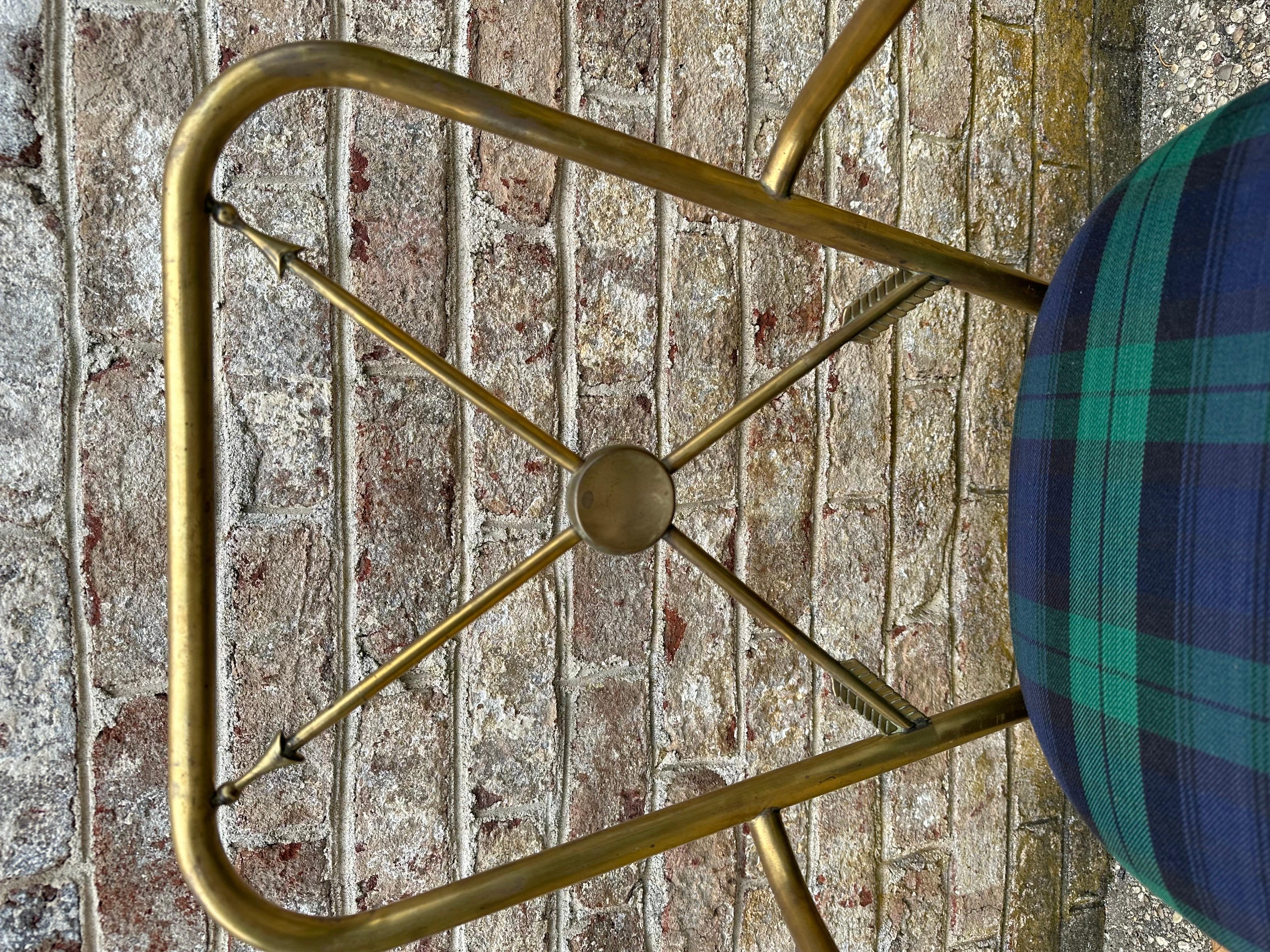 Coppia di poltroncine in ottone con sedute recentemente tappezzate.