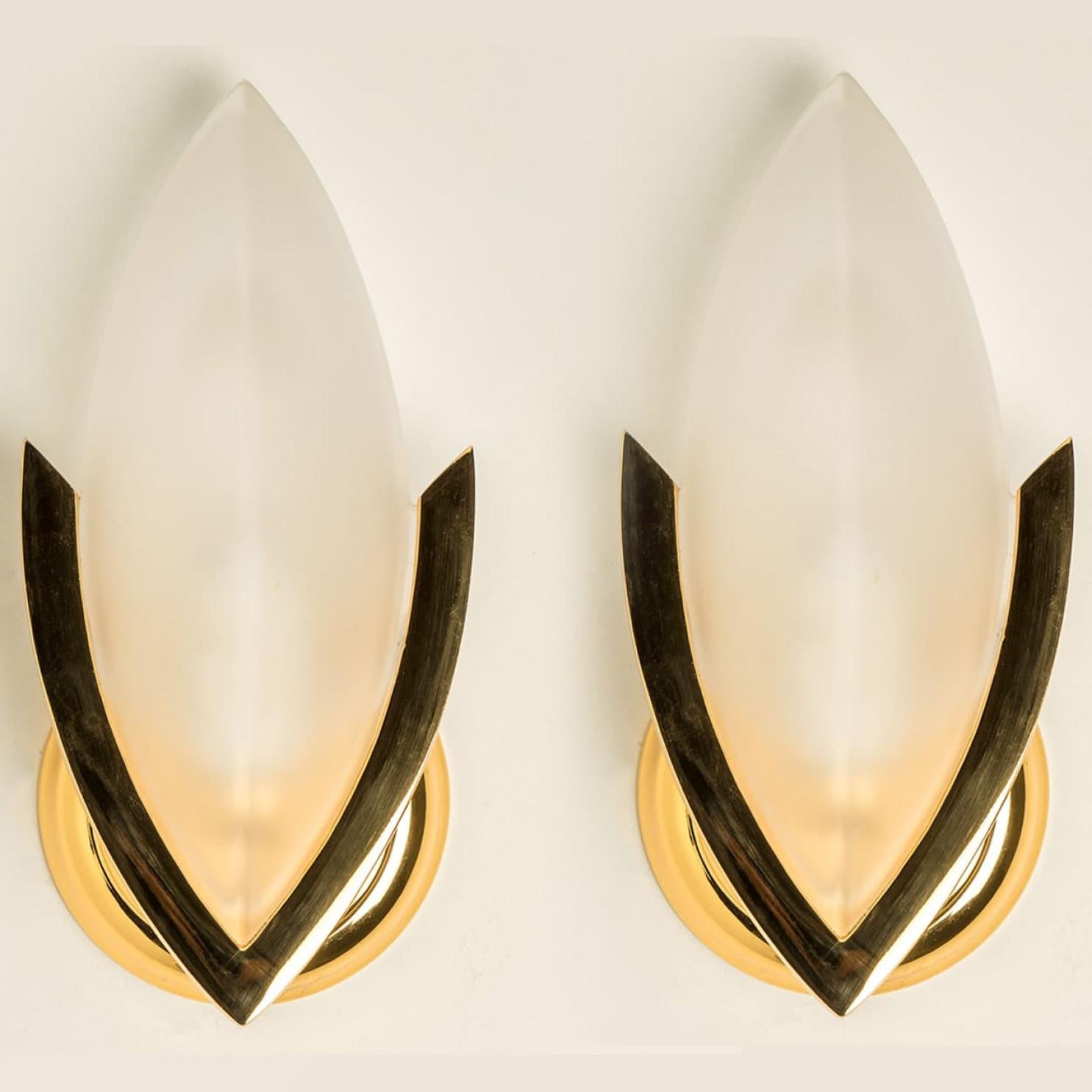 








Esta elegante lámpara de pared tiene su origen en un diseño de araña de mediados de siglo. Presenta un marco minimalista de latón y una esfera ovalada de cristal esmerilado. Ilumina maravillosamente.


Limpio, bien cableado y listo para