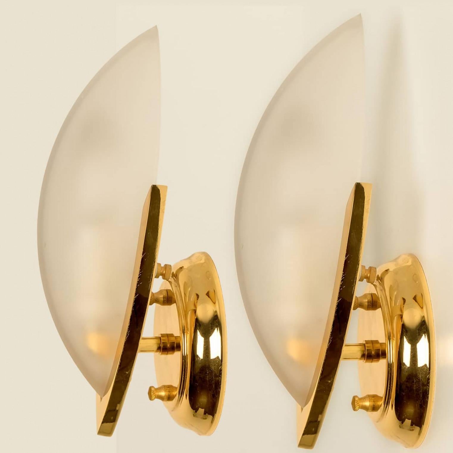 Mid-Century Modern Pair of Brass Frosted Glass Wall Light, Italy 1960s For Sale
