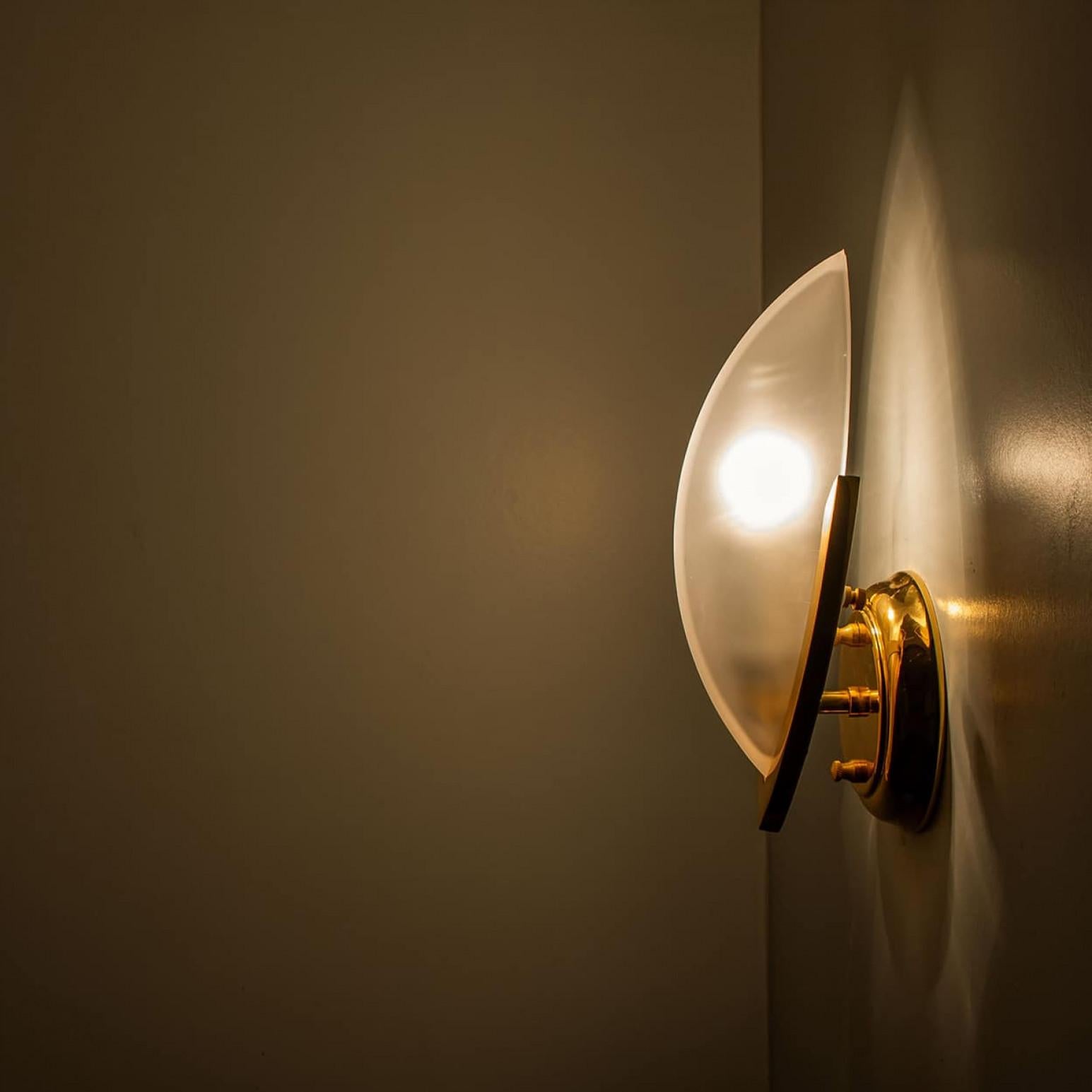 Pair of Brass Frosted Glass Wall Light, Italy 1960s In Good Condition For Sale In Rijssen, NL