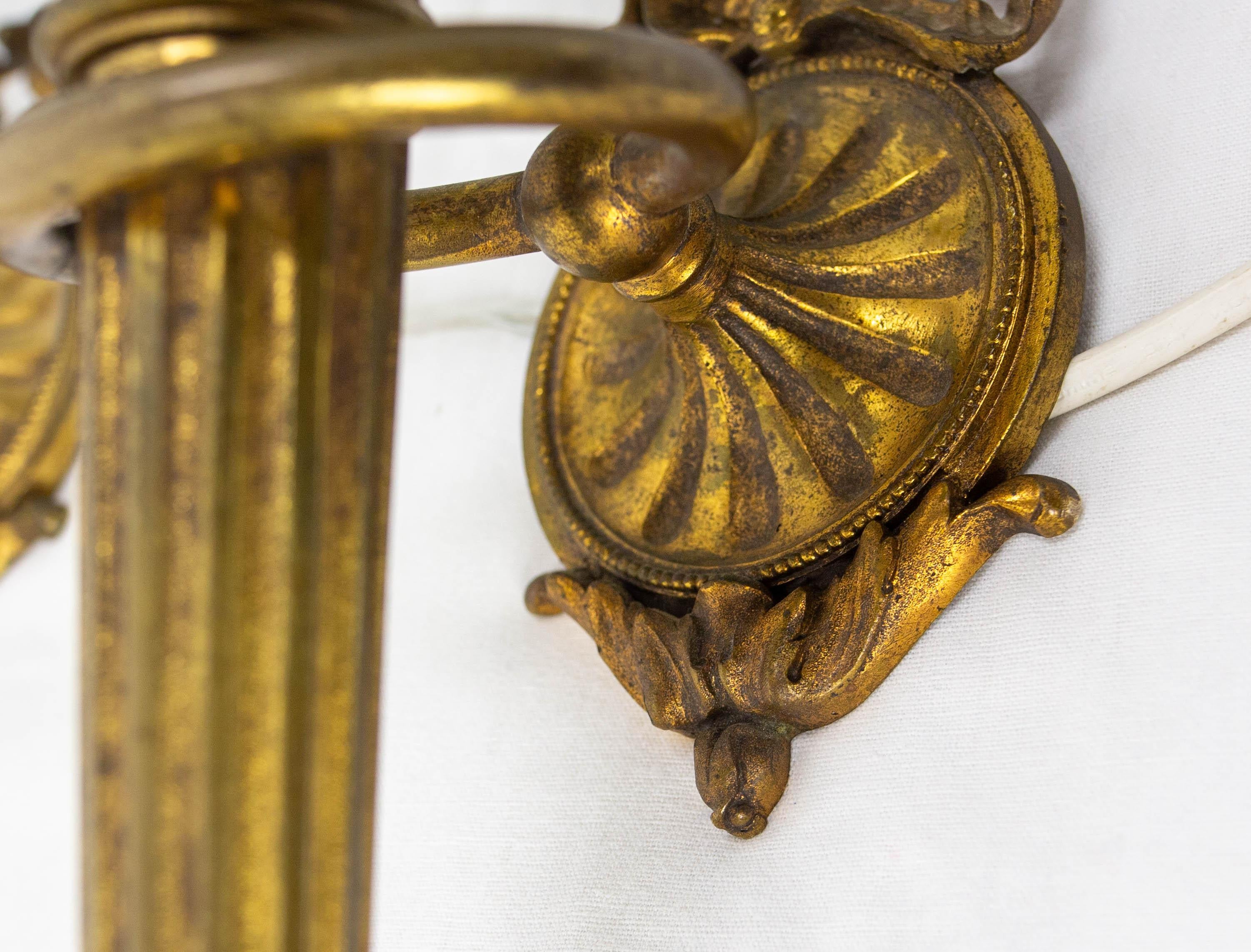 Paire d'appliques en laiton et verre givré de style Louis XVI fin 19ème siècle en vente 4