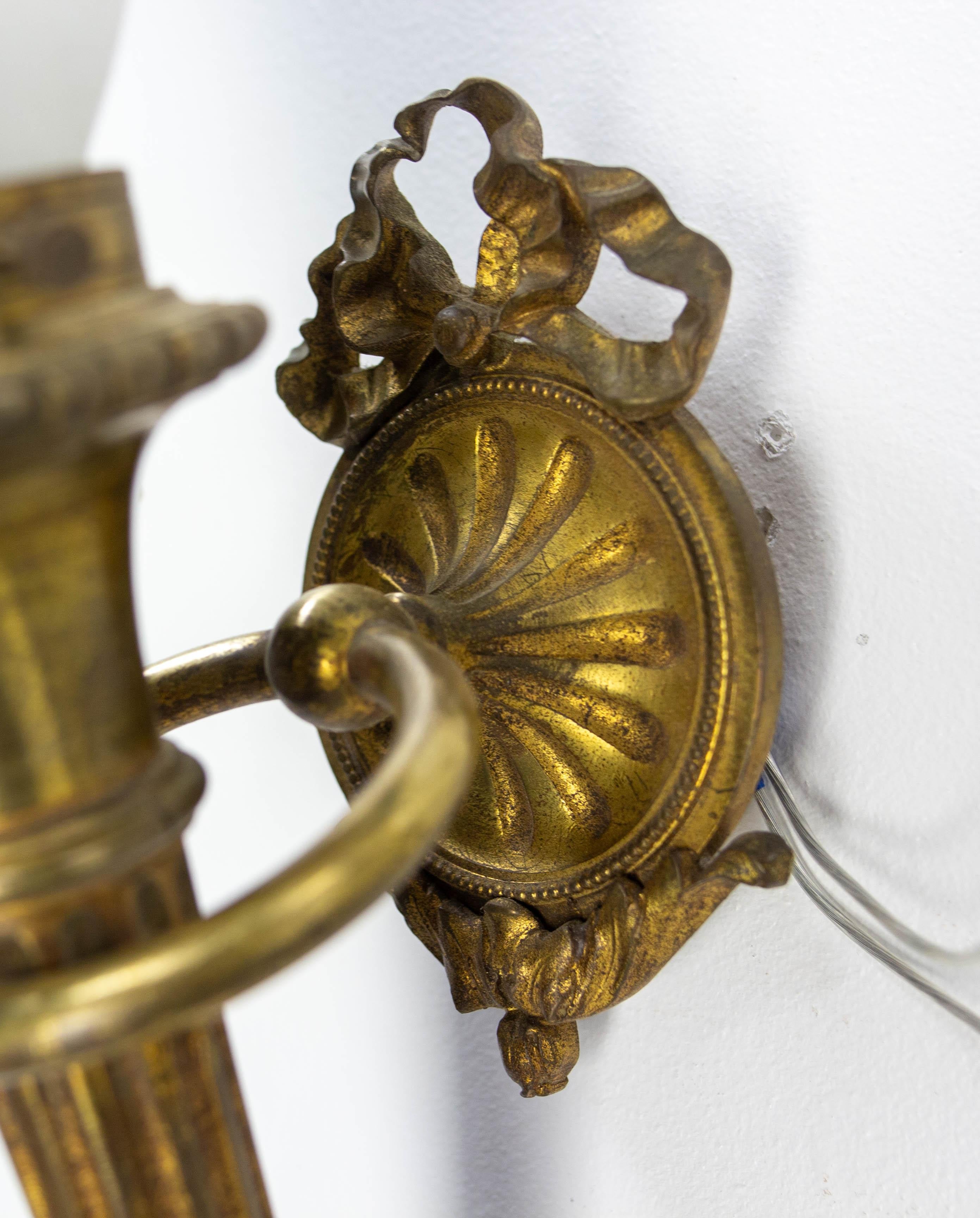 Paire d'appliques en laiton et verre givré de style Louis XVI fin 19ème siècle en vente 5