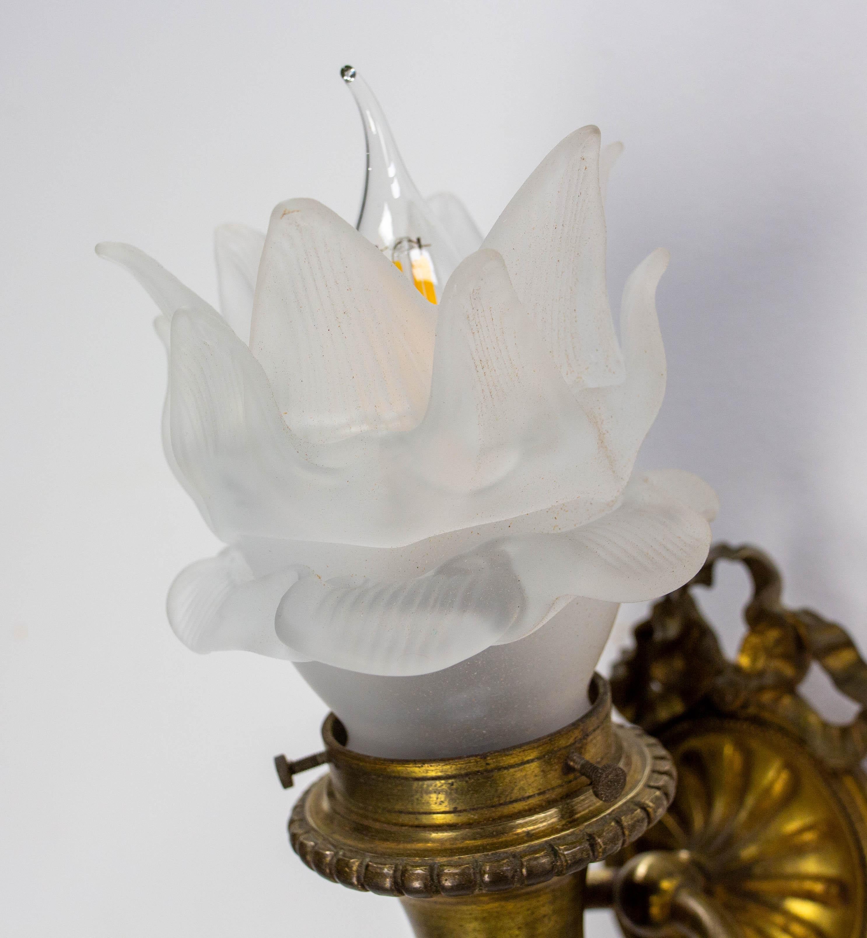 Paire d'appliques en laiton et verre givré de style Louis XVI fin 19ème siècle en vente 6