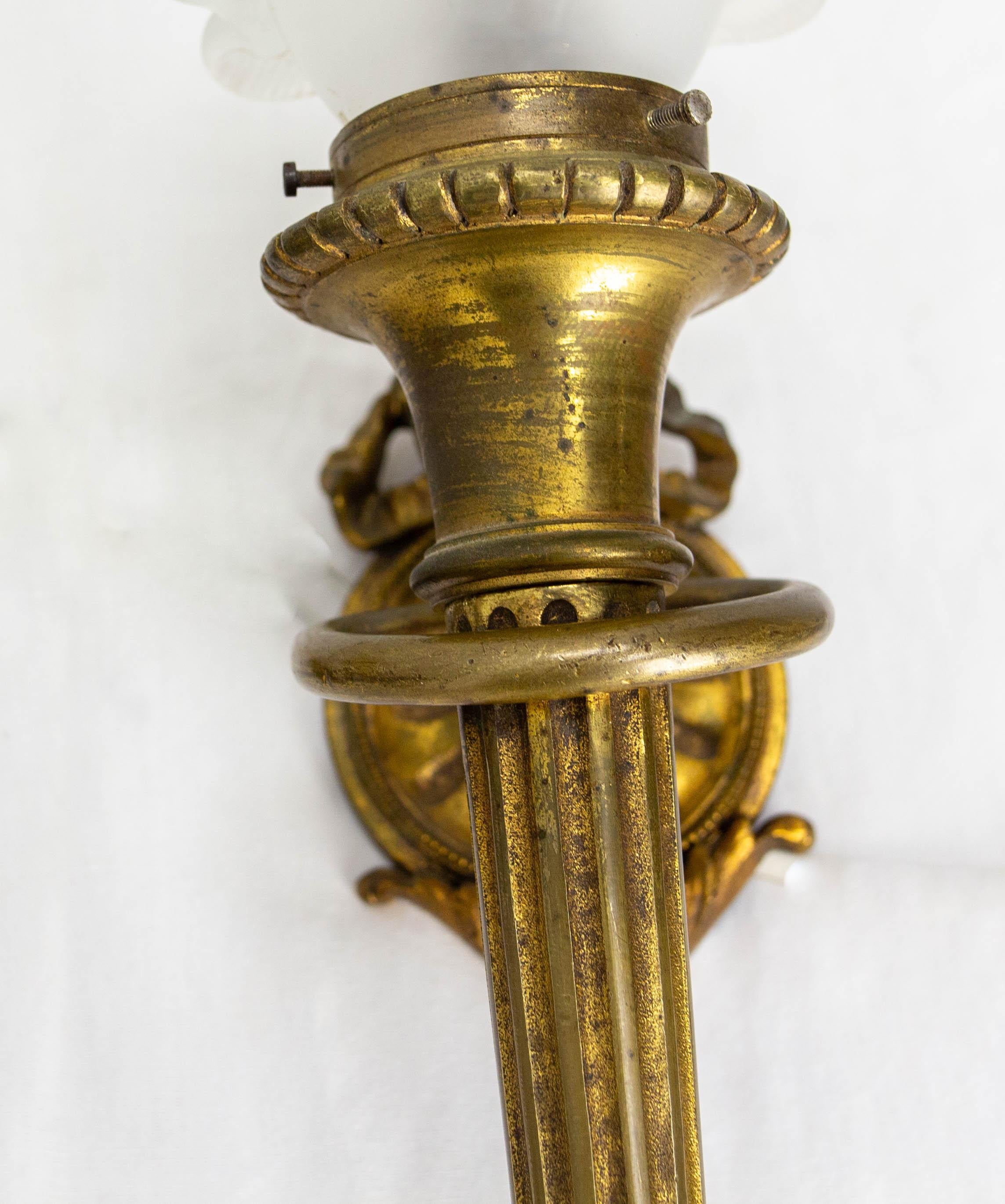 Paire d'appliques en laiton et verre givré de style Louis XVI fin 19ème siècle en vente 7