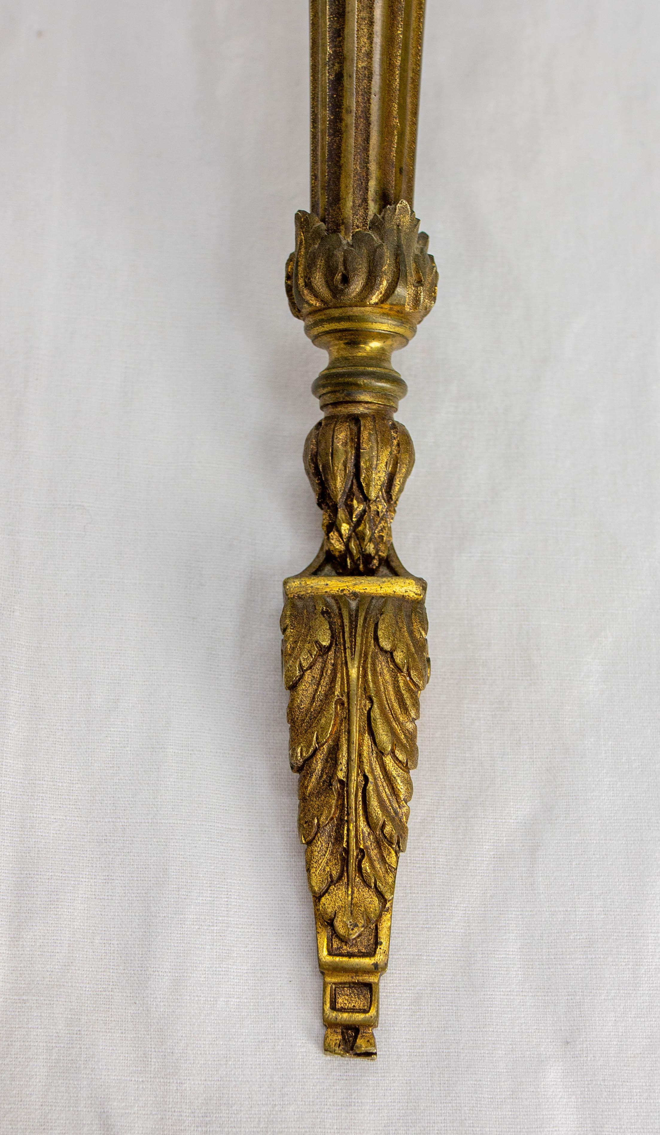 Paire d'appliques en laiton et verre givré de style Louis XVI fin 19ème siècle en vente 8