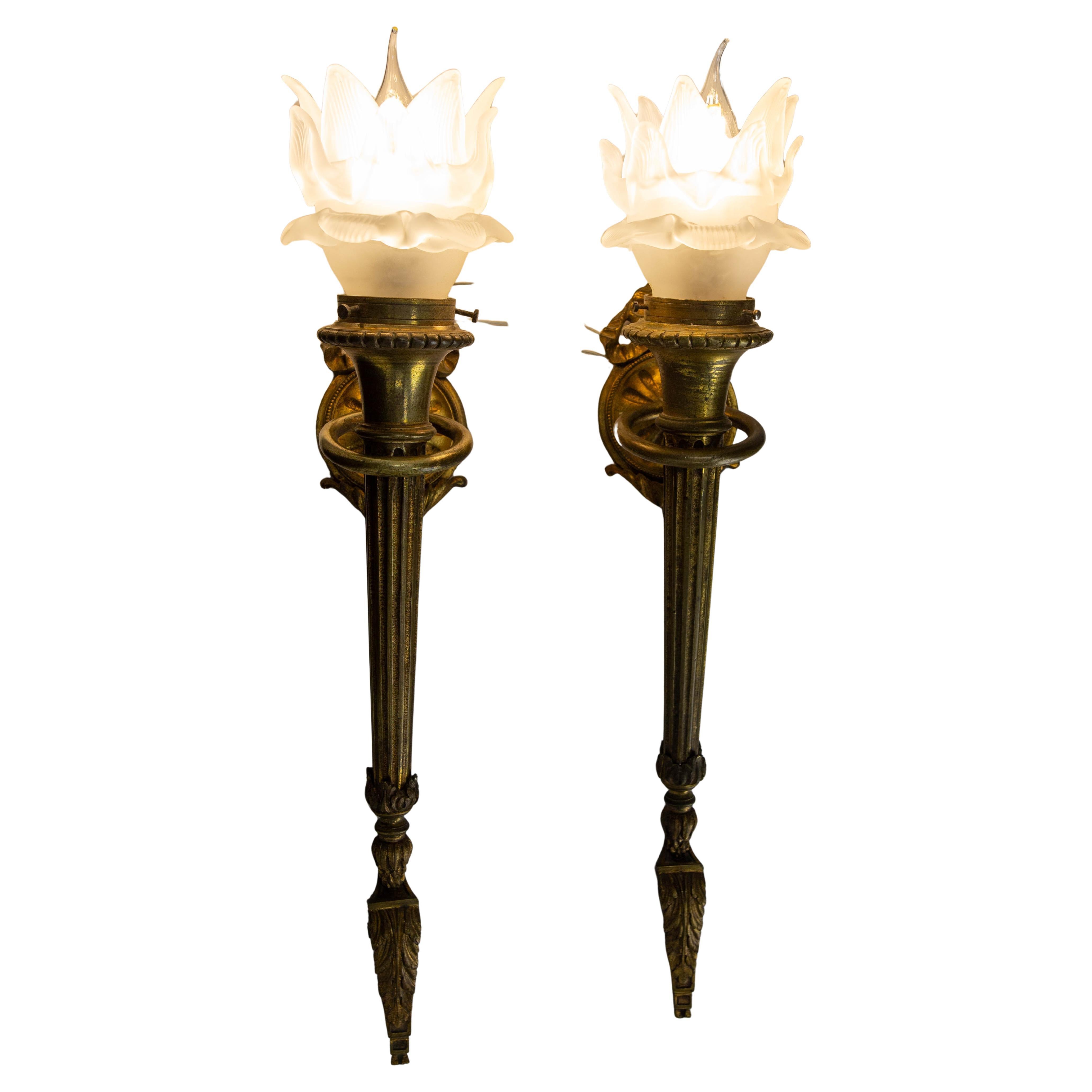 Français Paire d'appliques en laiton et verre givré de style Louis XVI fin 19ème siècle en vente