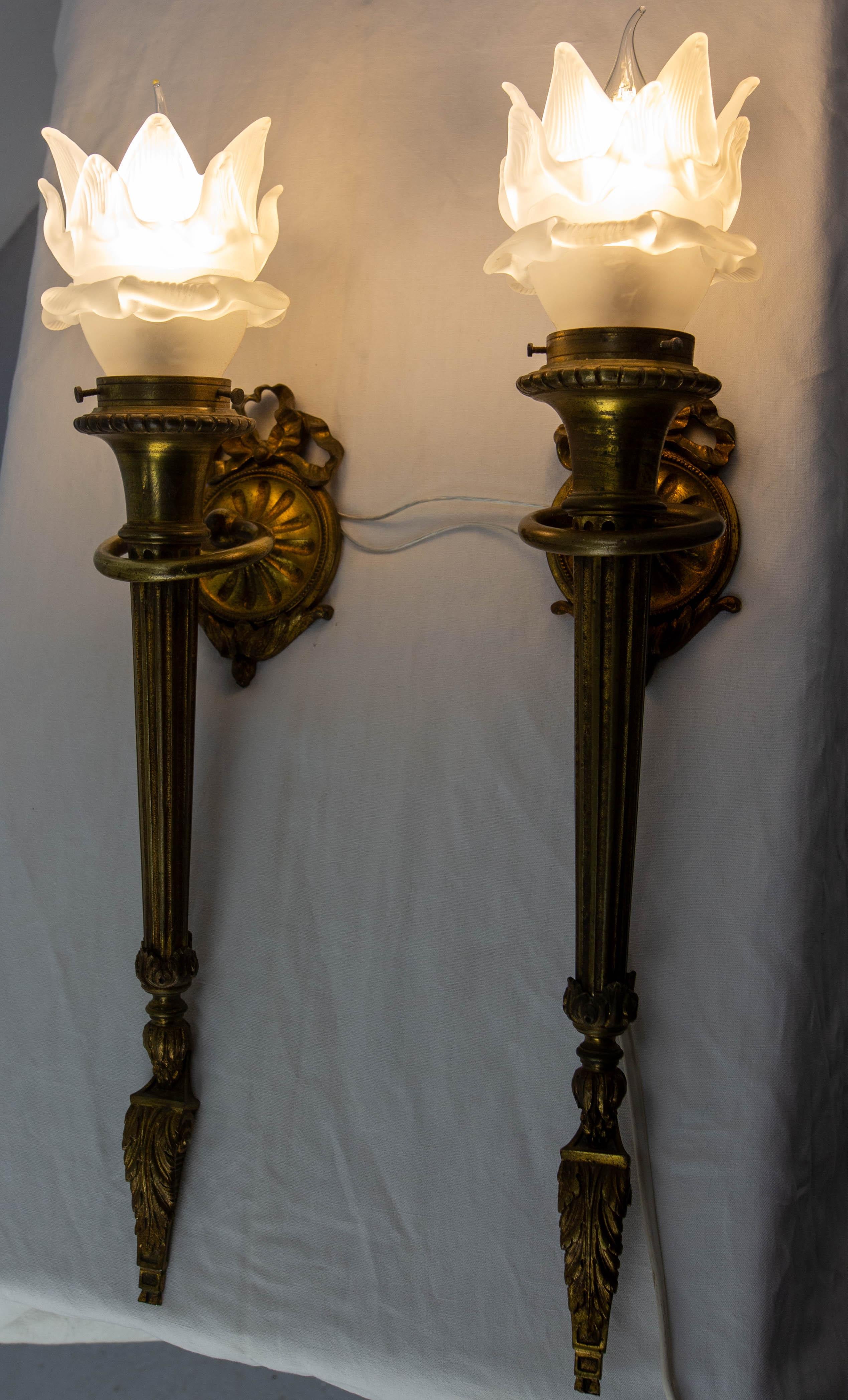 Paire d'appliques en laiton et verre givré de style Louis XVI fin 19ème siècle Bon état - En vente à Labrit, Landes