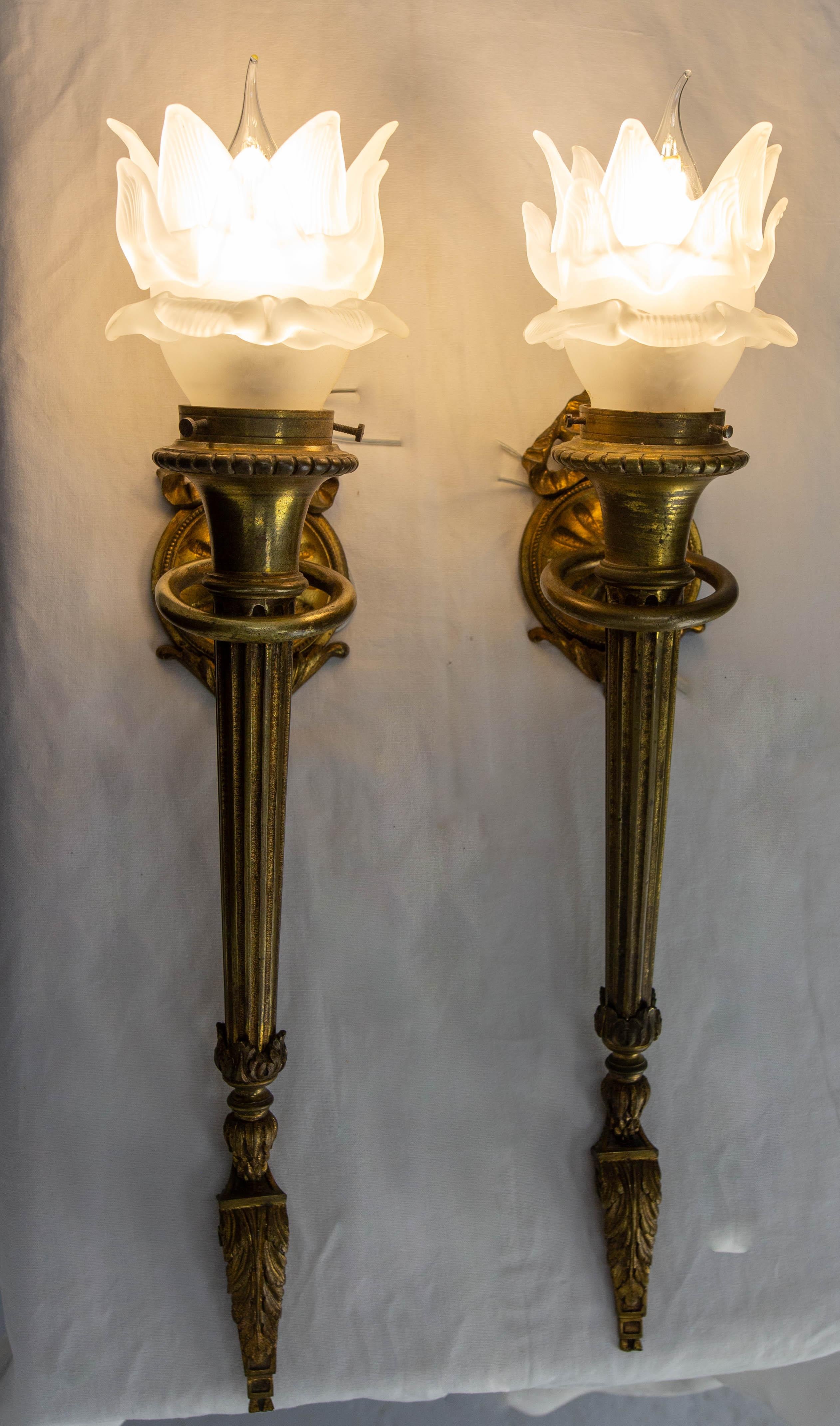 XIXe siècle Paire d'appliques en laiton et verre givré de style Louis XVI fin 19ème siècle en vente