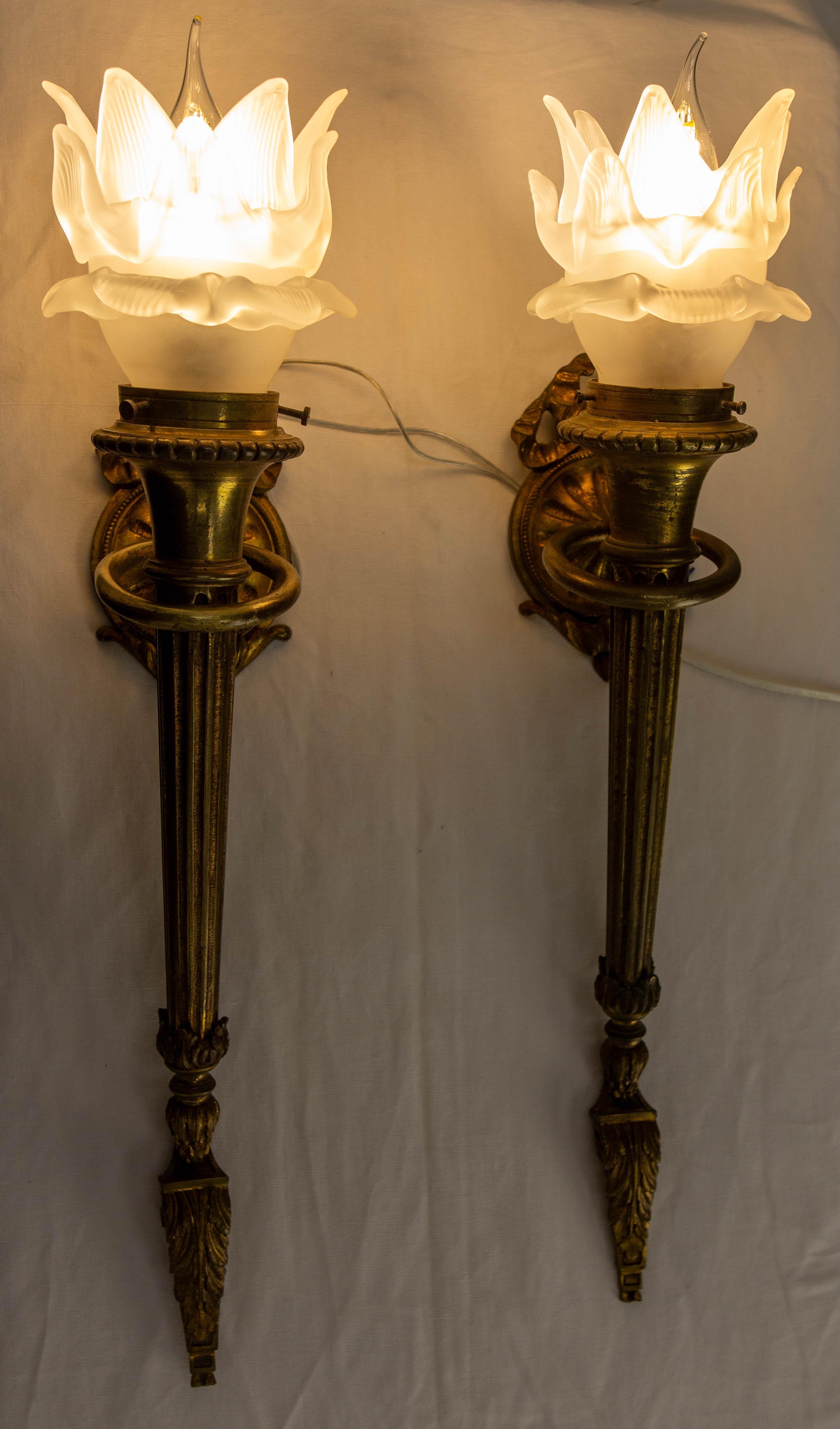 Laiton Paire d'appliques en laiton et verre givré de style Louis XVI fin 19ème siècle en vente