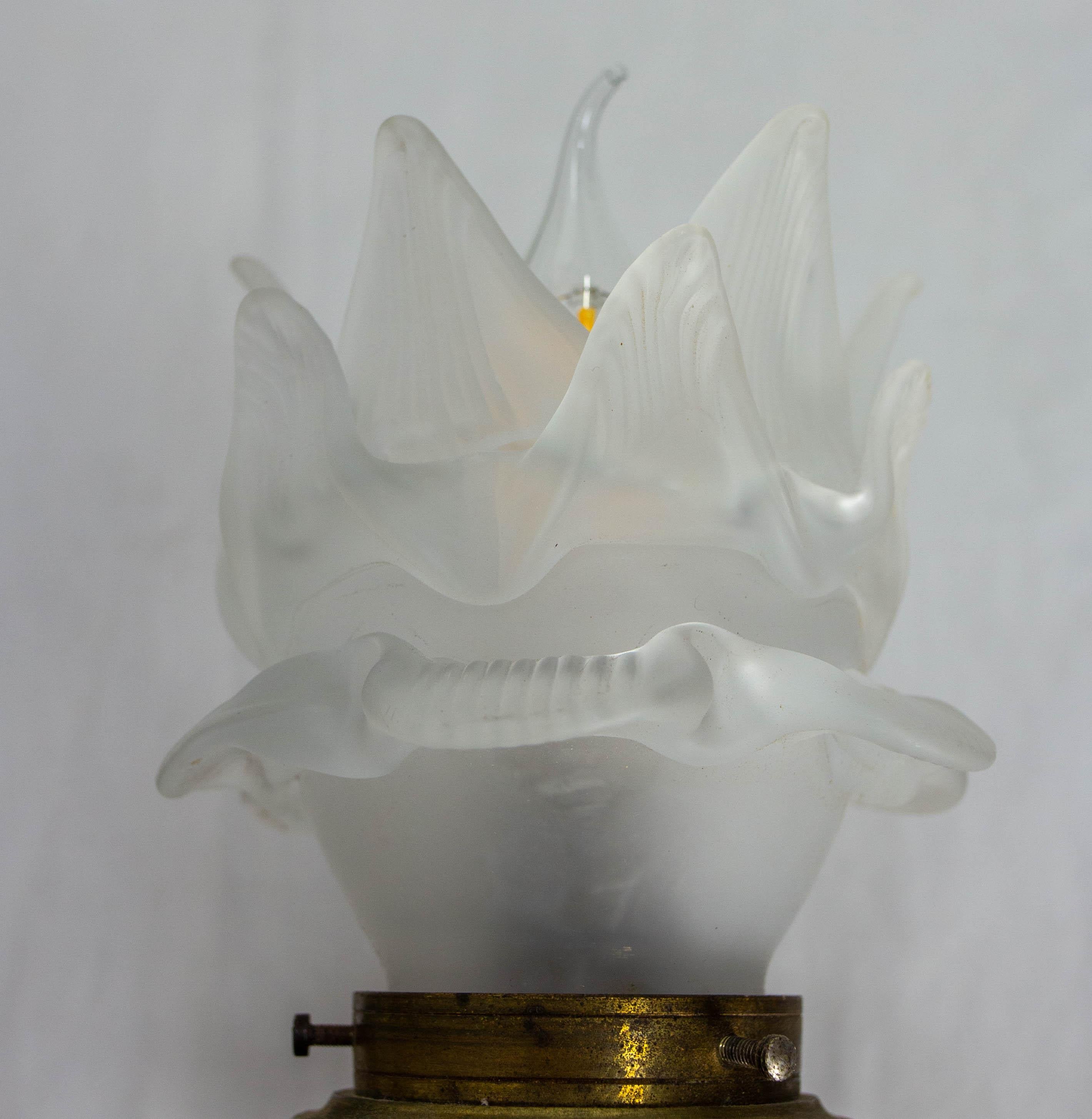 Paire d'appliques en laiton et verre givré de style Louis XVI fin 19ème siècle en vente 1