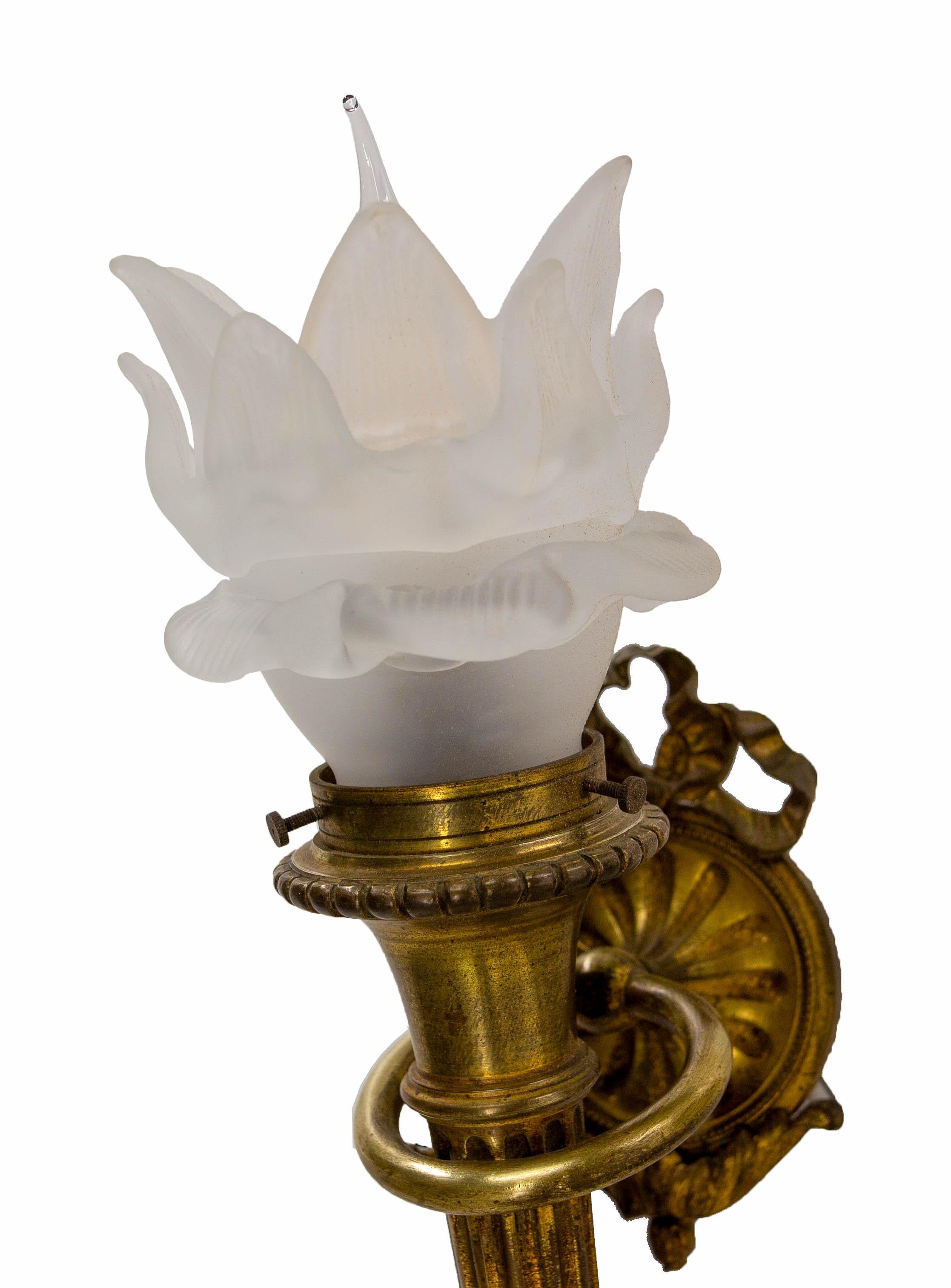 Paire d'appliques en laiton et verre givré de style Louis XVI fin 19ème siècle en vente 2