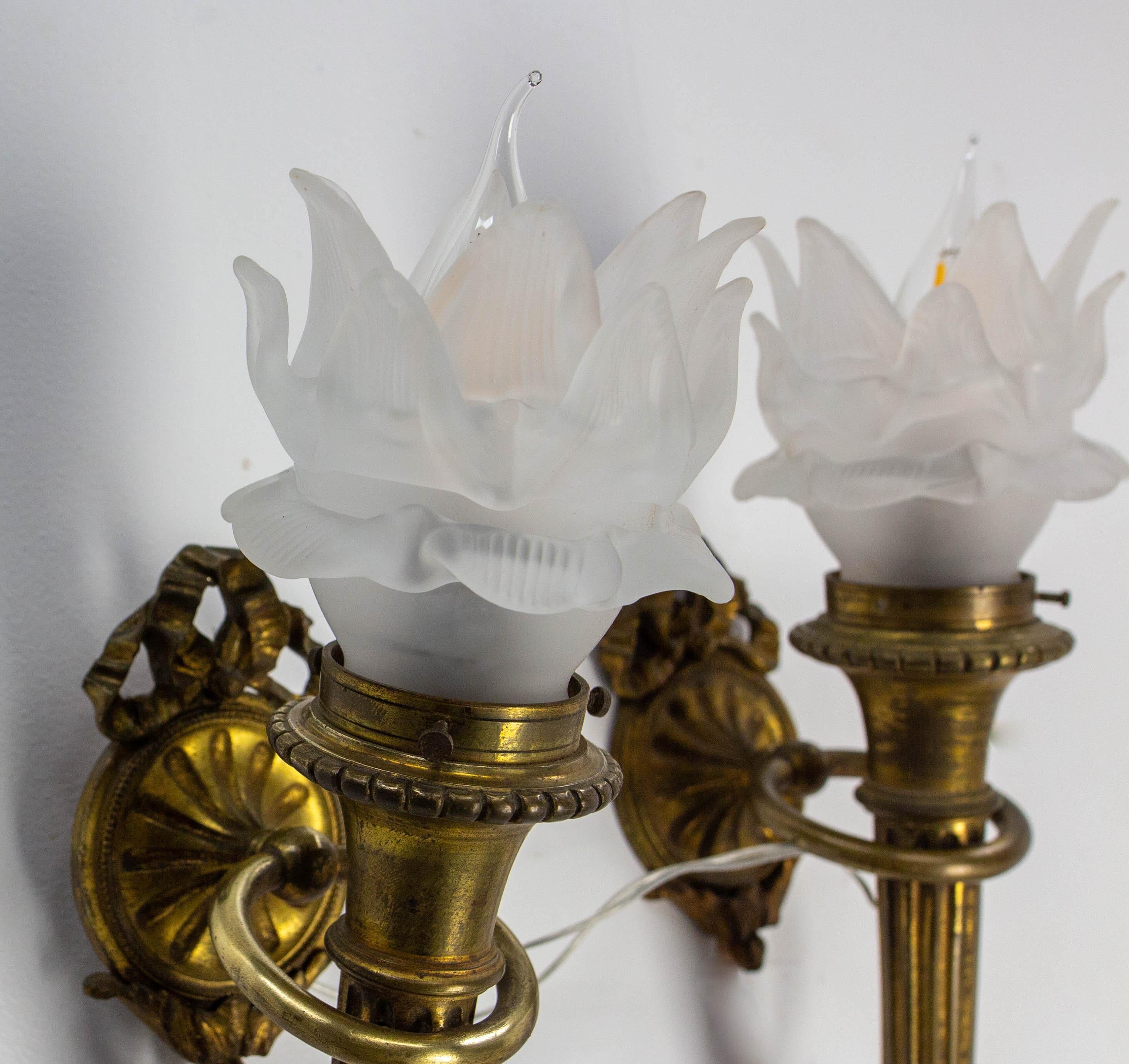 Paire d'appliques en laiton et verre givré de style Louis XVI fin 19ème siècle en vente 3