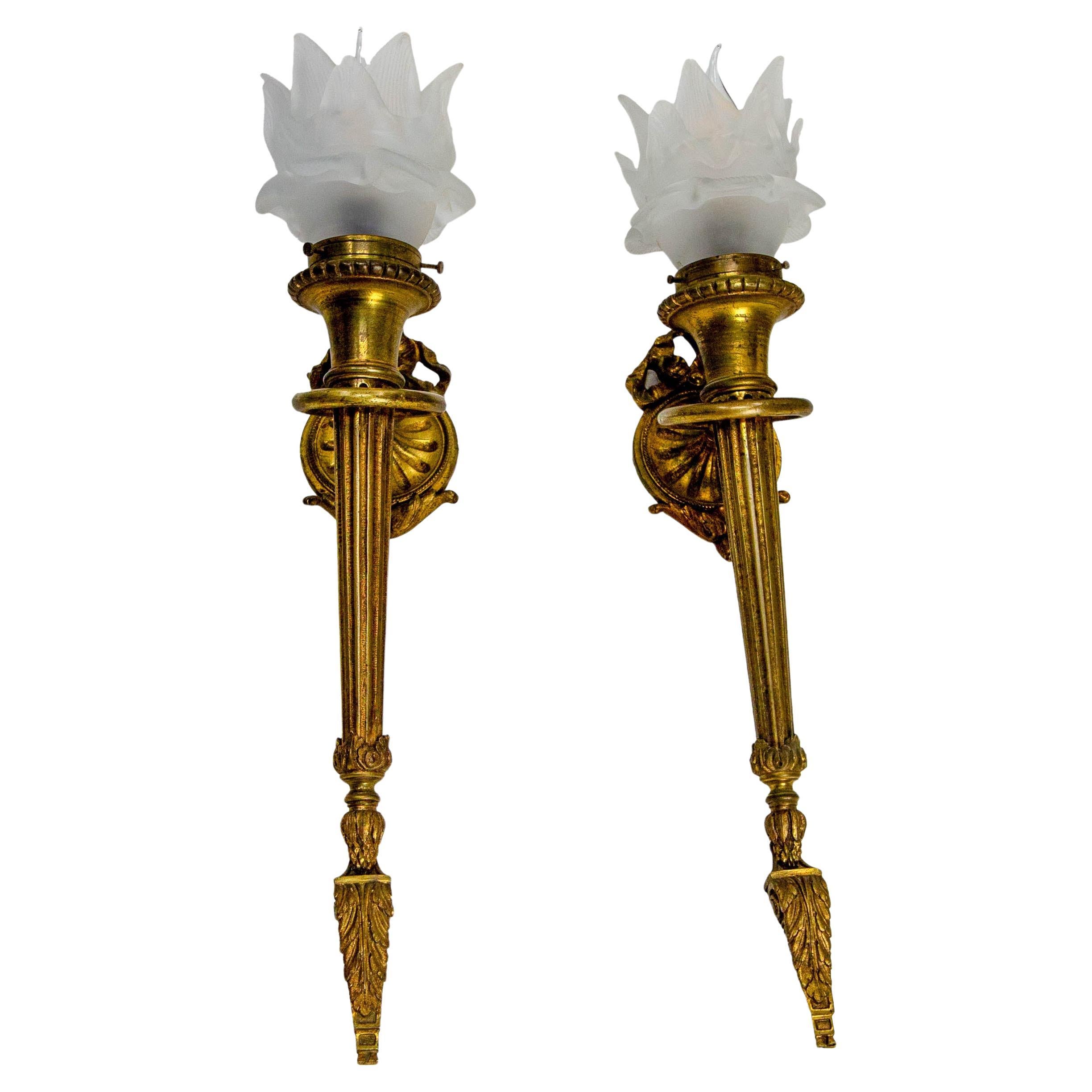 Pareja de Candelabros de Latón y Vidrio Congelado de Estilo Luis XVI de finales del siglo XIX