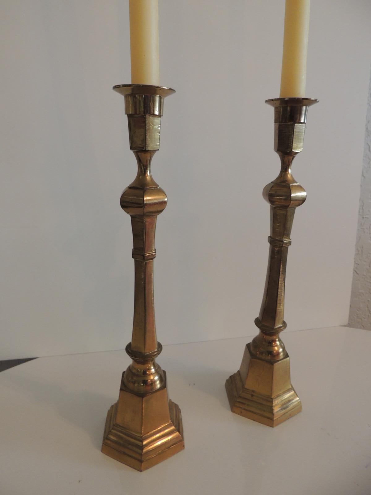 Paar deutsche Vintage-Kerzenständer aus Messing mit sechseckigem Sockel. Enthält ein Paar 15
