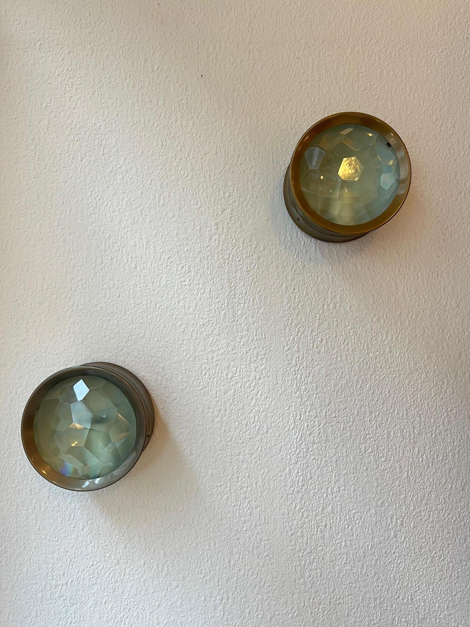Rare et superbe paire de lampes à encastrer en laiton et verre taillé de Max Ingrand produites par Fontana Arte vers les années 1950. 1950s
Très bon état. Modèle 2319.
Peut également être utilisée comme applique murale.
D 16 x H 11 cm