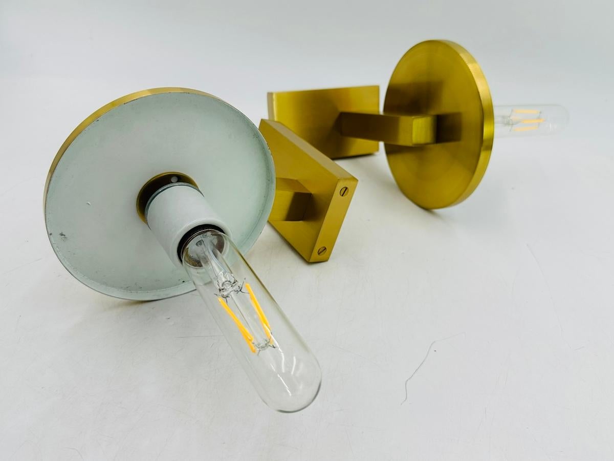 Paire d'appliques en laiton et verre dans le style de Jean Perzel en vente 5