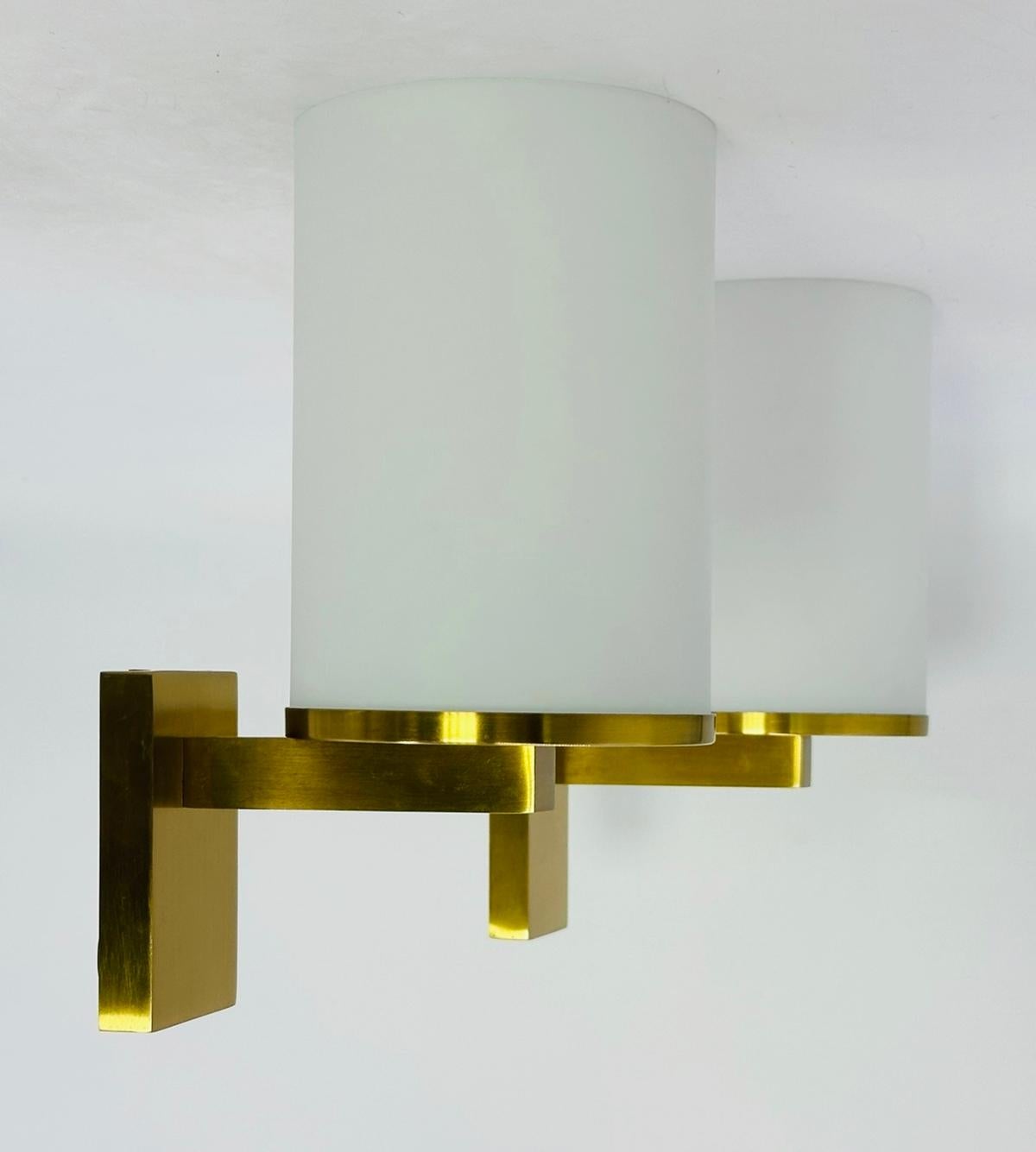 Mid-Century Modern Paire d'appliques en laiton et verre dans le style de Jean Perzel en vente