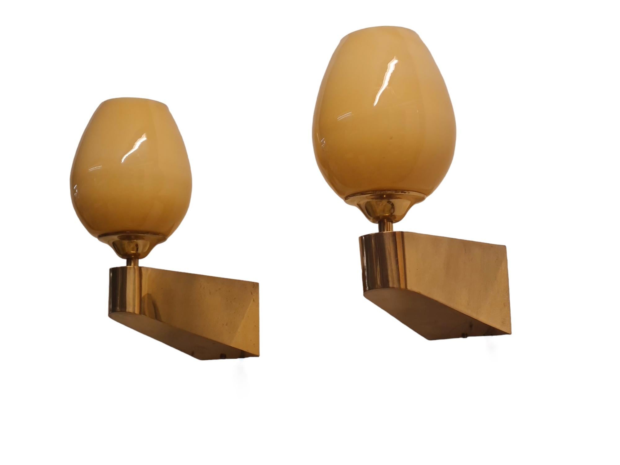 Mid-Century Modern Pair Of Brass - Glass Wall Lamps Model EY 49 Itsu 1950s For Sale