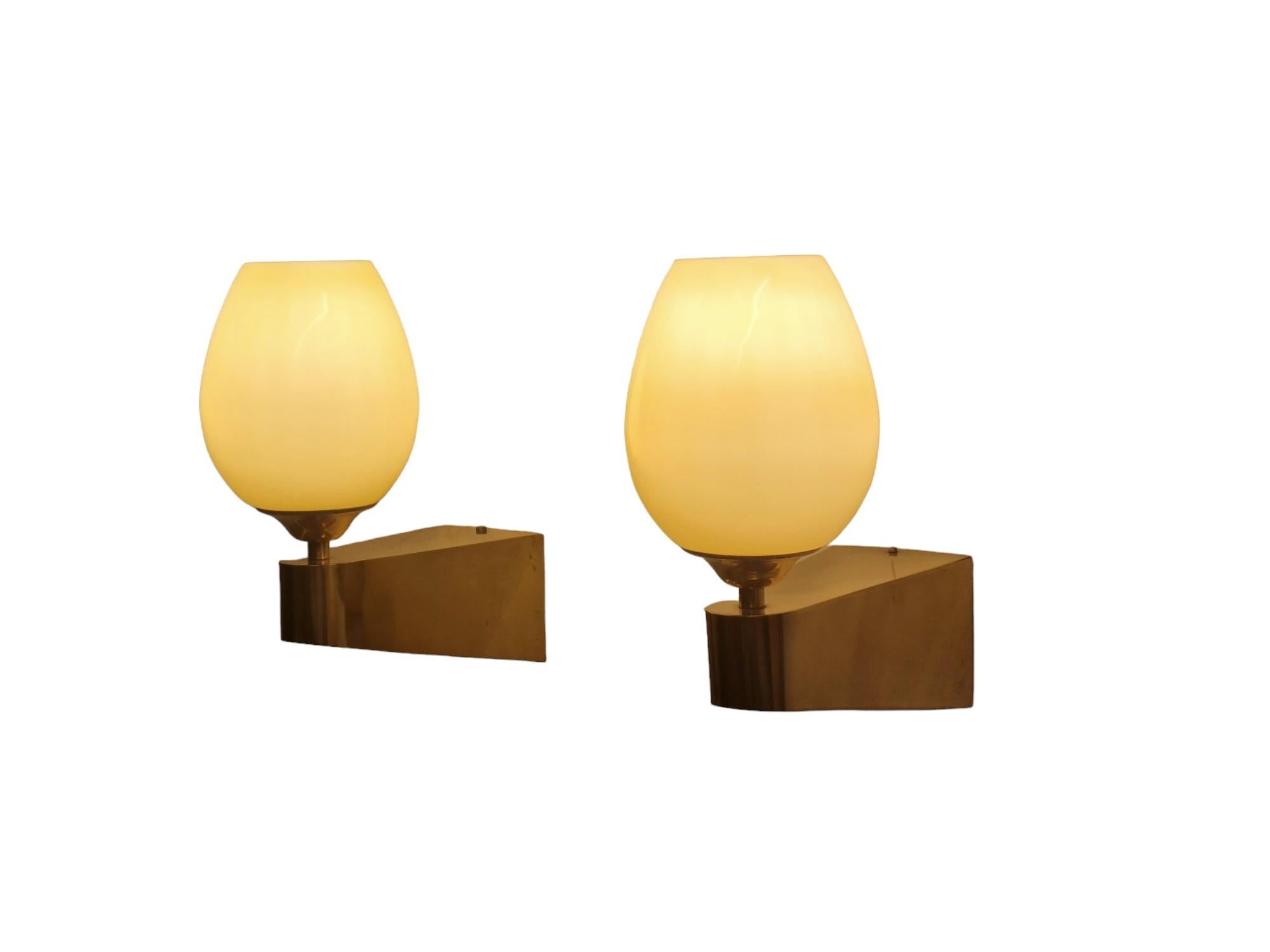 Mid-20th Century Pair Of Brass - Glass Wall Lamps Model EY 49 Itsu 1950s For Sale