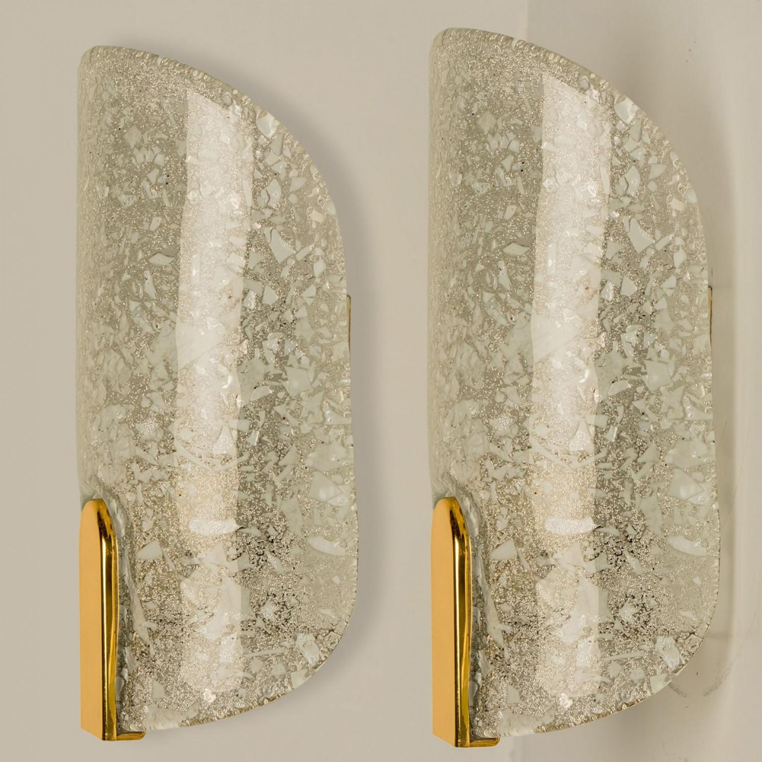 Pareja de apliques de cristal de hielo de textura gruesa, diseñados en Alemania hacia la década de 1960. Estos apliques desordenados están hechos a mano y son de gran calidad.

Ilumina maravillosamente. La elegancia atemporal de los apliques de