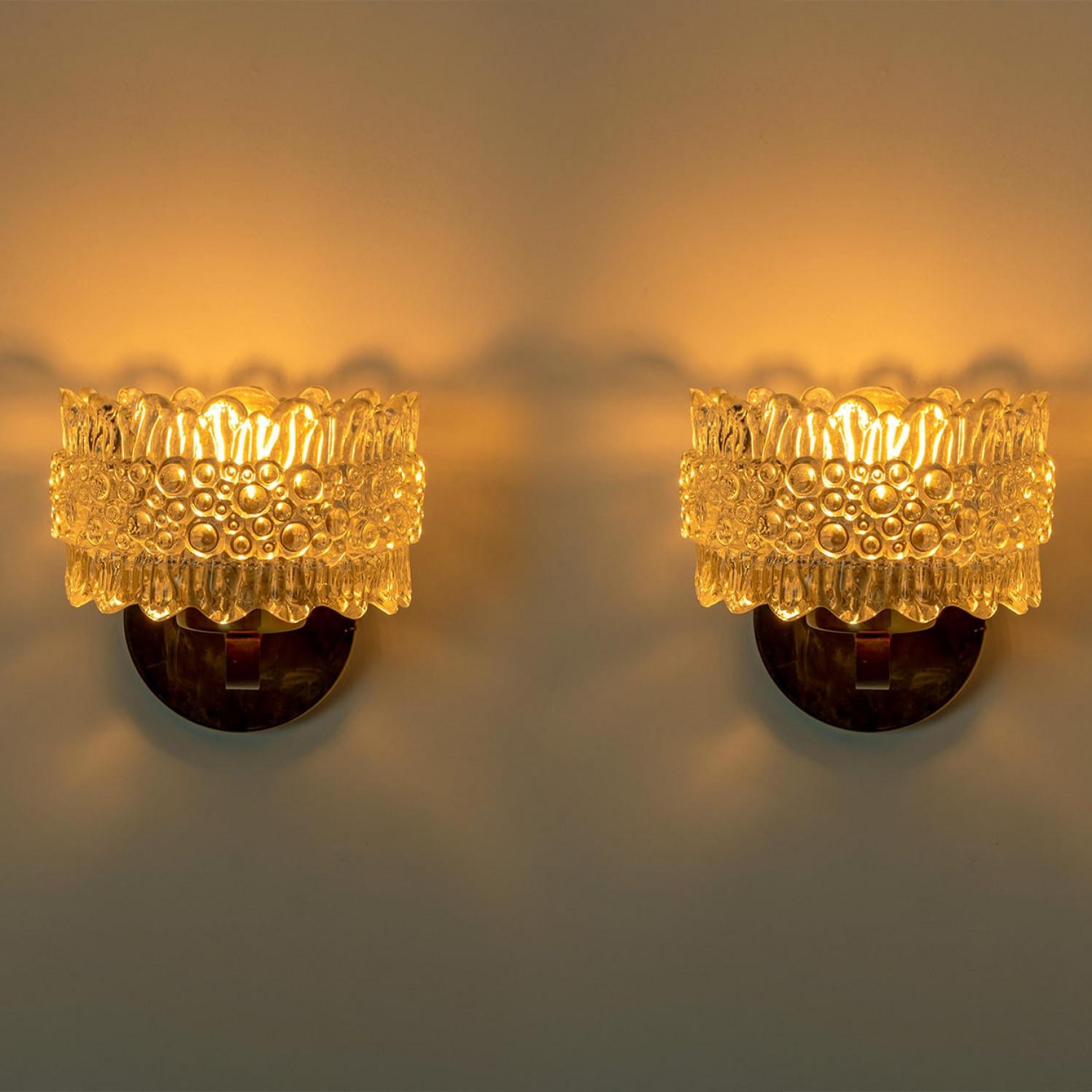 Paire d'appliques en laiton et verre dans le style de Hillebrand, Allemagne, années 1960 Bon état - En vente à Rijssen, NL