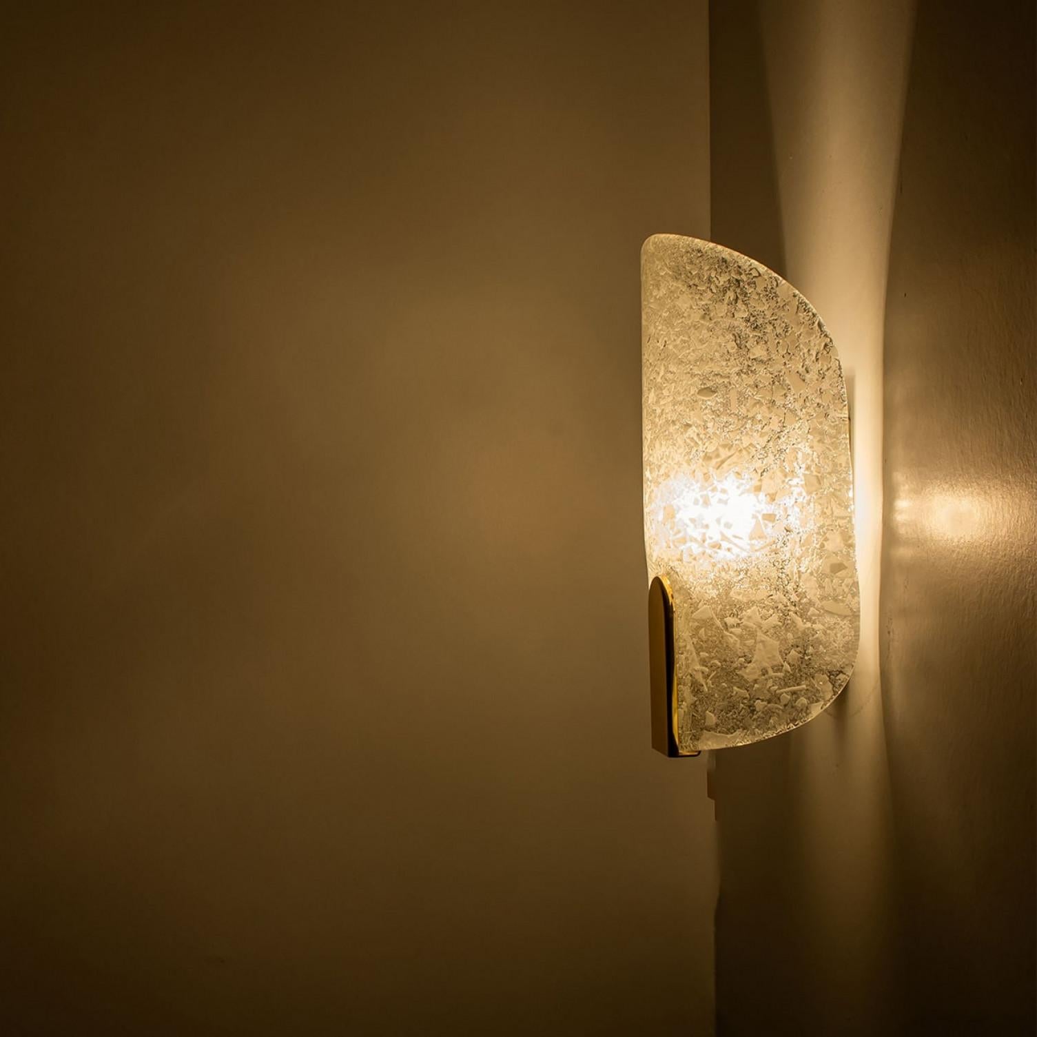 Pareja de apliques de latón y cristal al estilo de Hillebrand Alemania, años 60 Vidrio en venta