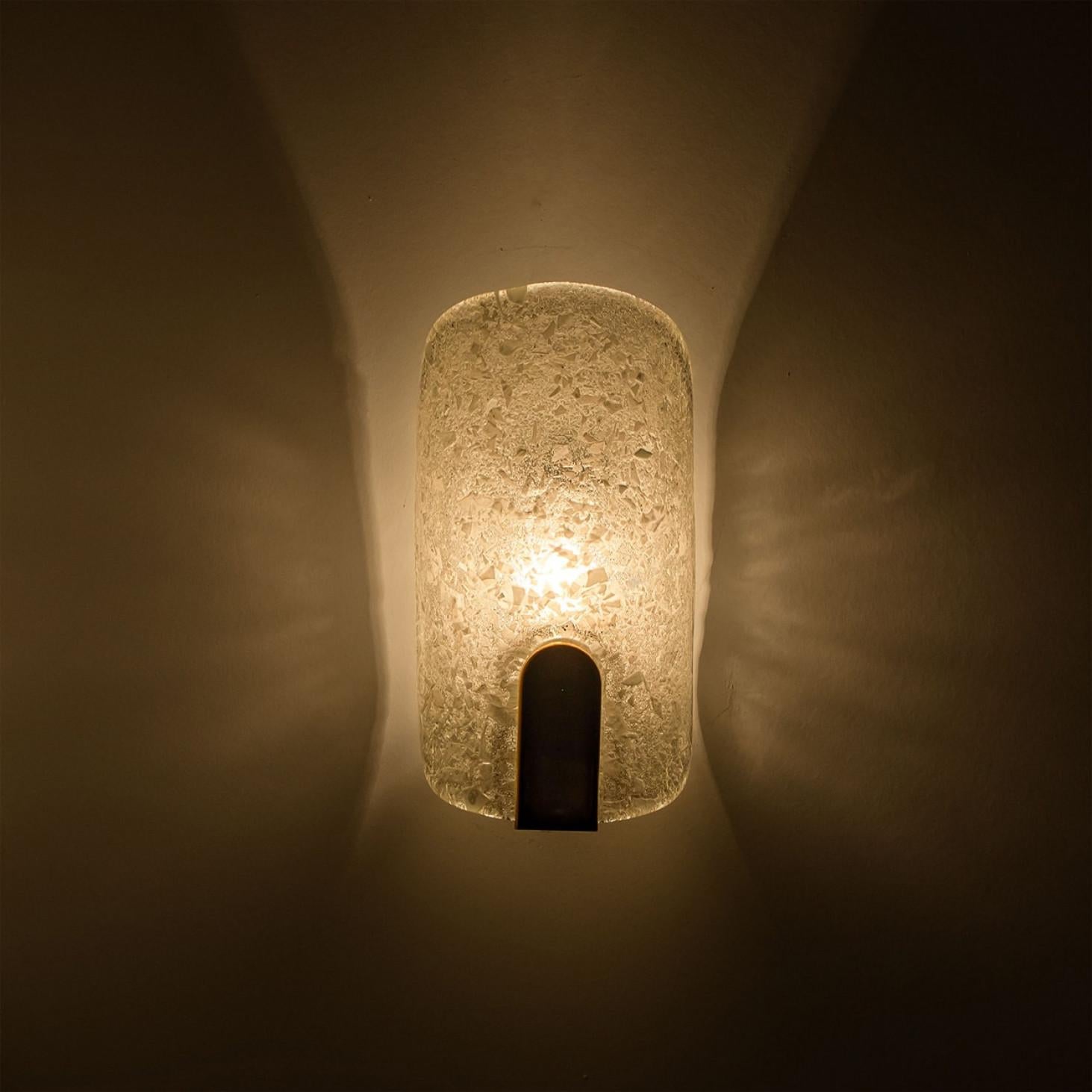 Paire d'appliques en laiton et verre dans le style de Hillebrand Allemagne, années 1960 en vente 1