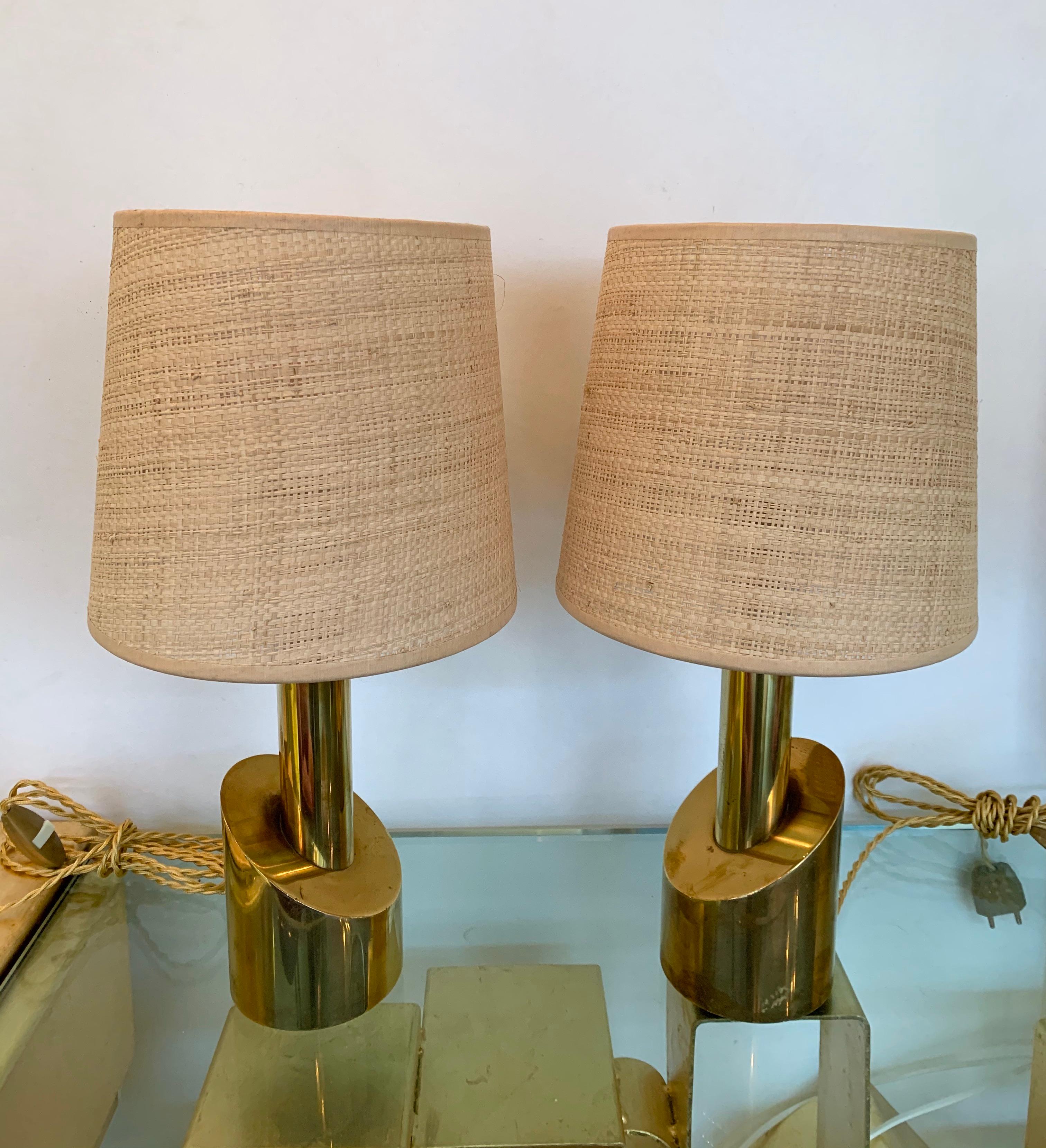 Pair of brass modernist brass half cylinder table or bedside lamps, rattan wicker raffia shades. In the style of Luciano Frigerio, Sciolari, Reggiani.