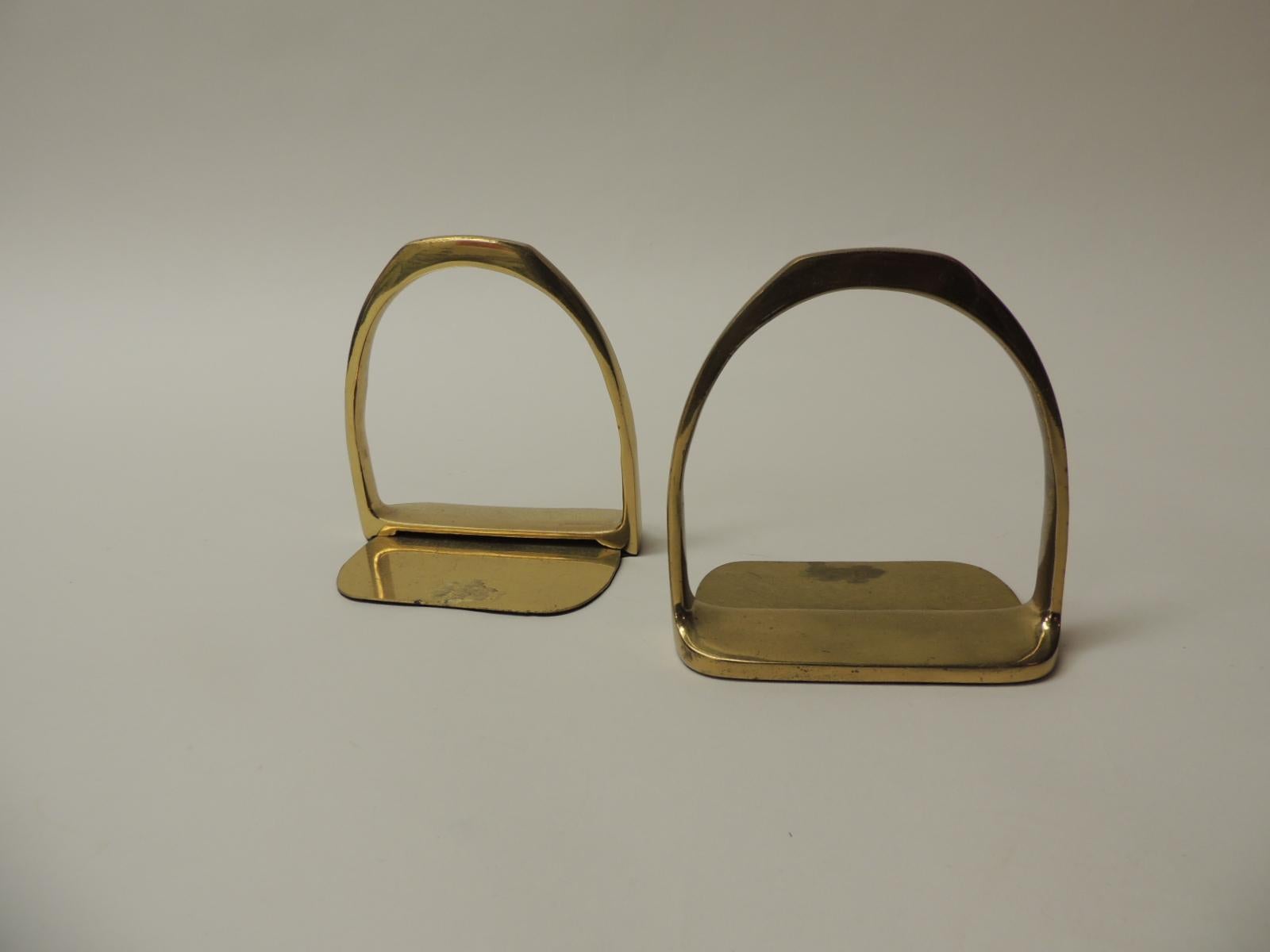 Pair of brass Hermes style horse saddle stirrups bookends
Polished brass finish
Size: 5 x 5.5 x 3.5.
