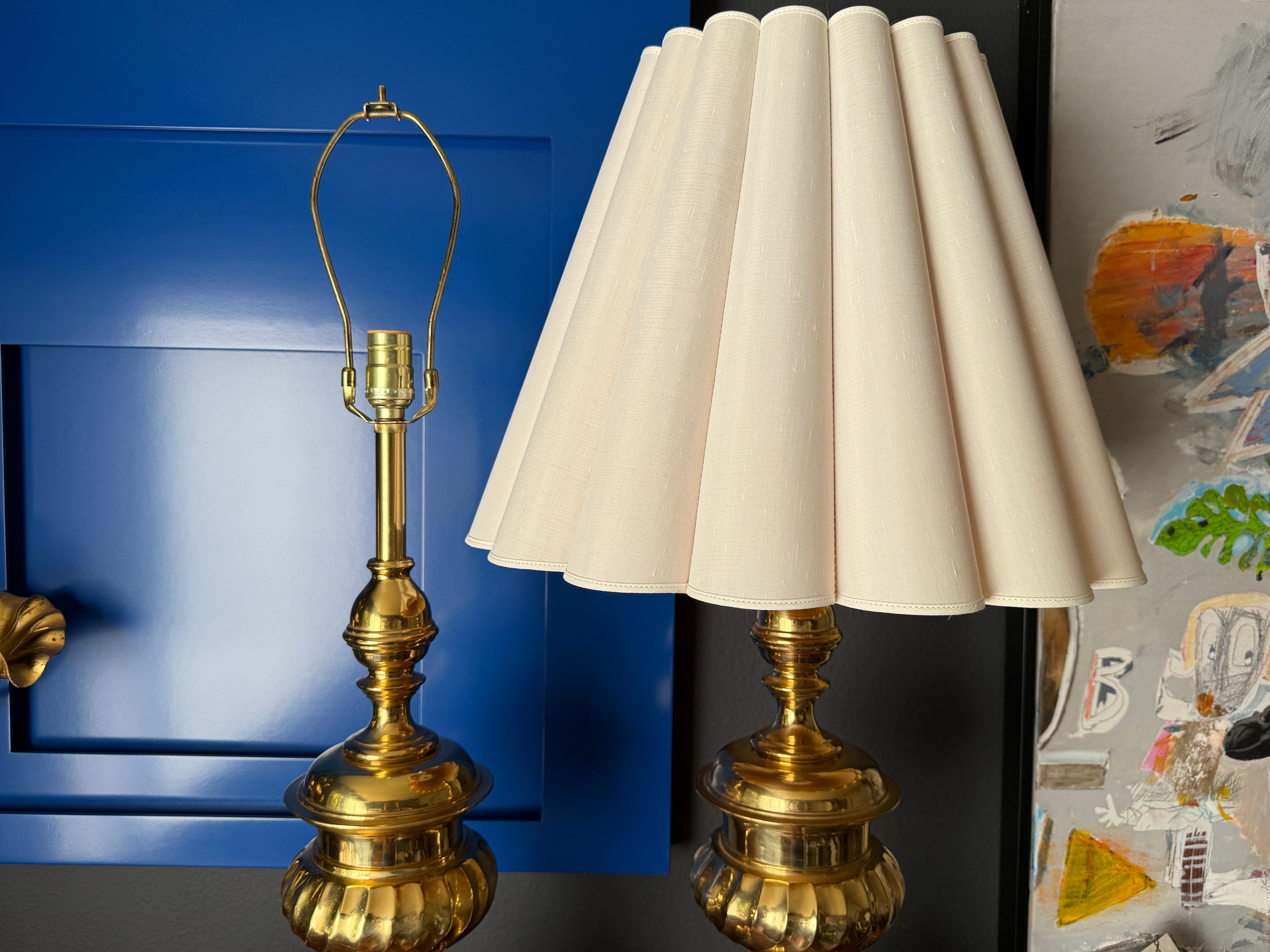 Late 20th Century Pair of Brass Hollywood Regency Lamps For Sale