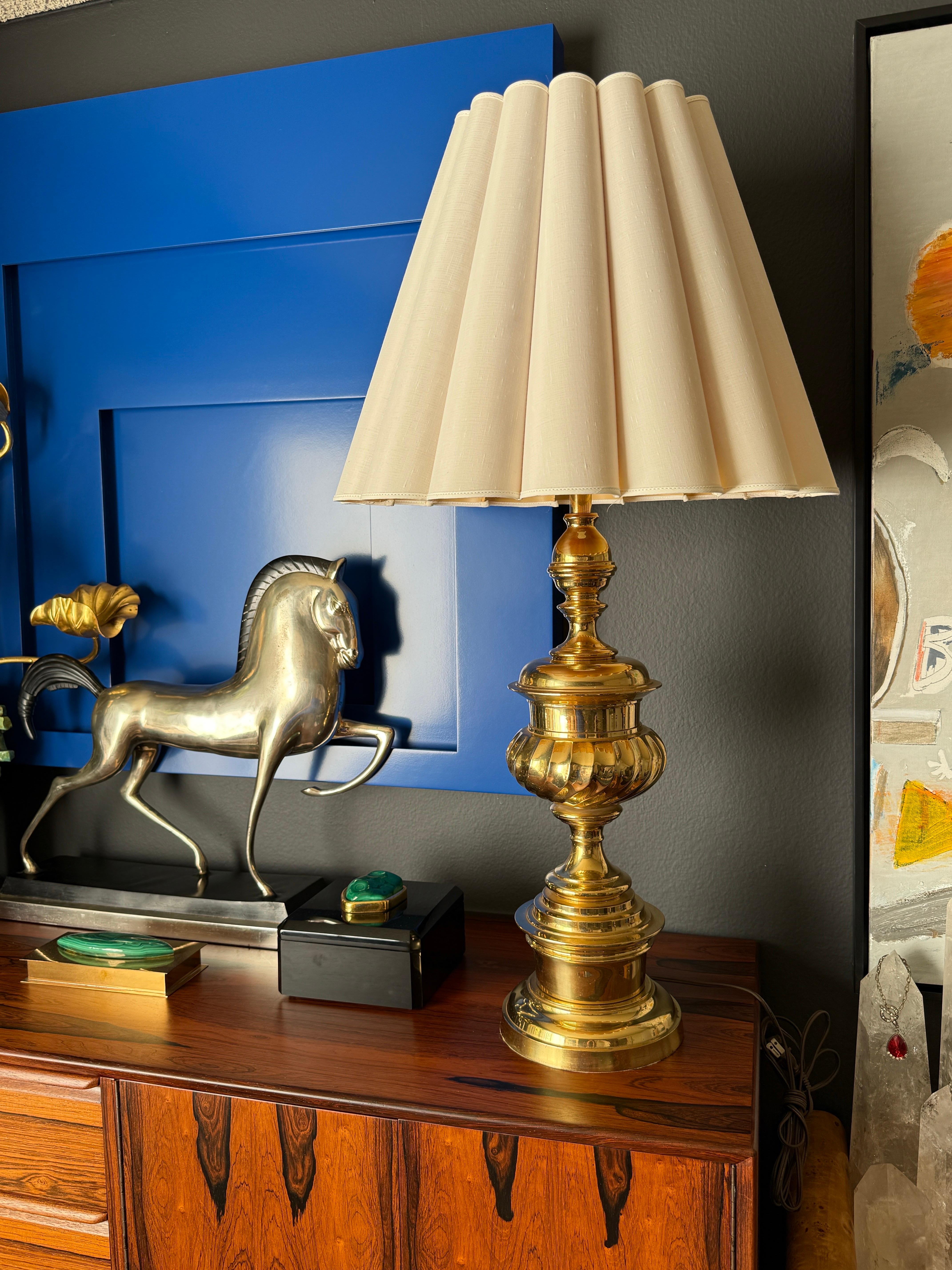 Pair of Brass Hollywood Regency Lamps For Sale 3