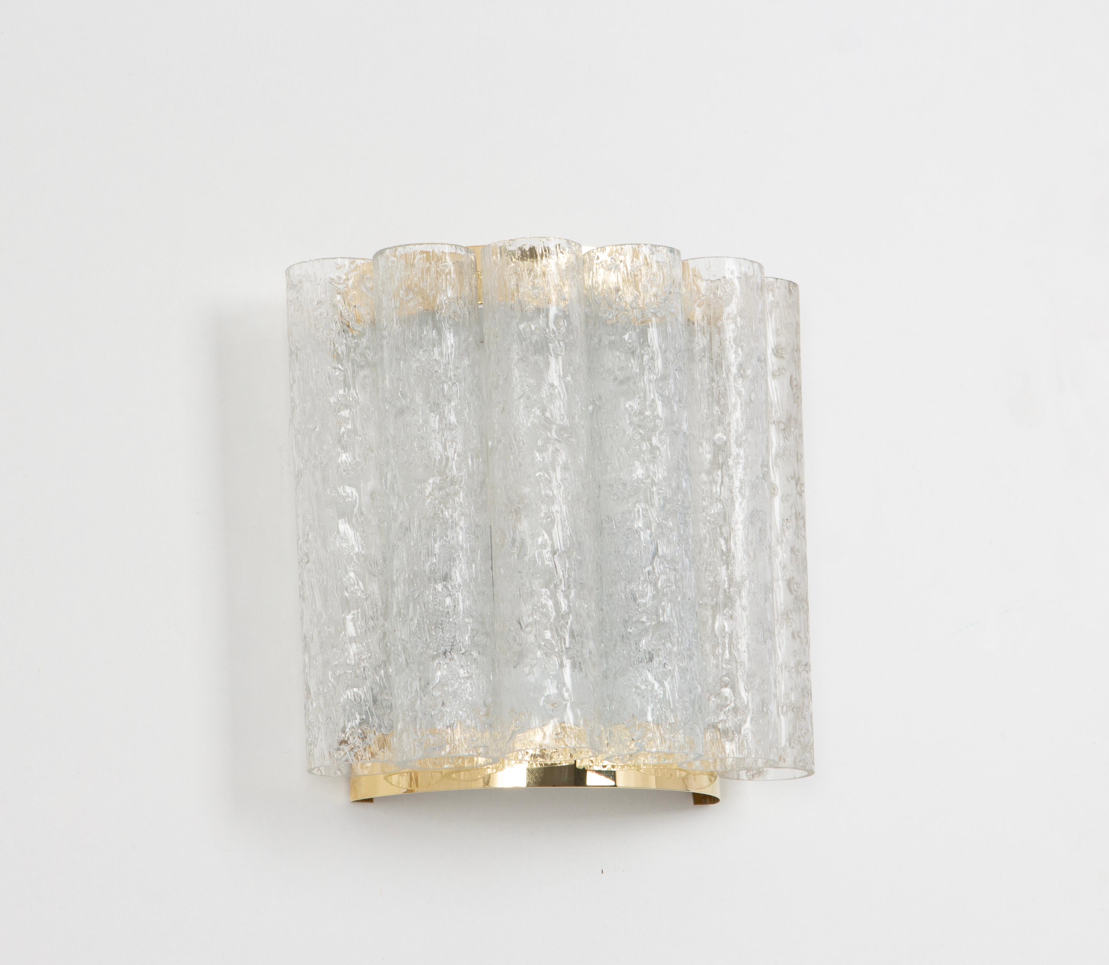 Splendida coppia di appliques della metà del secolo scorso con tubi in vetro di ghiaccio, realizzate da Doria Leuchten Germany, circa 1960-1969.


Di alta qualità e in ottime condizioni. Pulito, ben cablato e pronto all'uso.

Ogni applique richiede